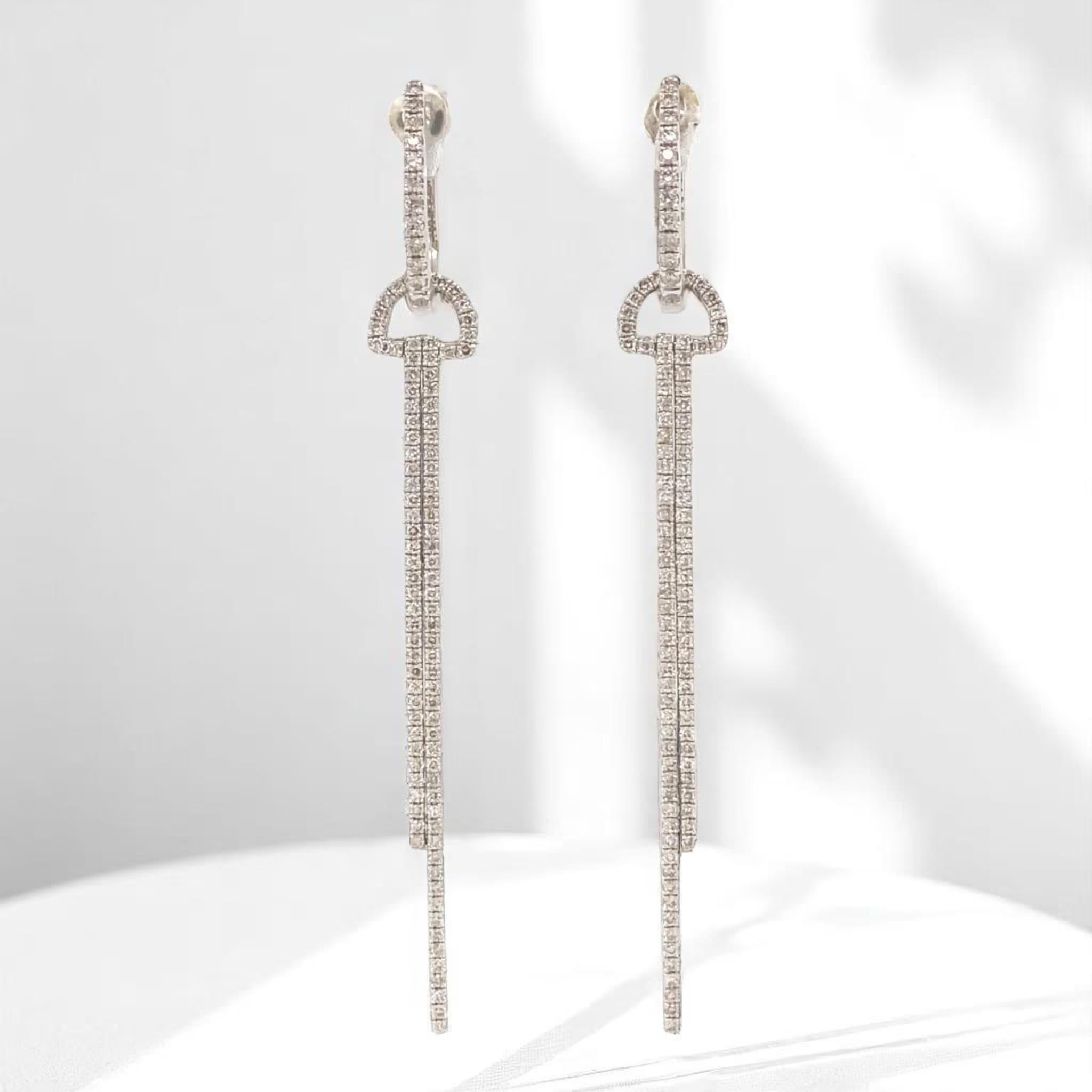 Taille ronde Boucles d'oreilles Linear Drop Two Way Huggie en or massif 14k (certifié) en vente
