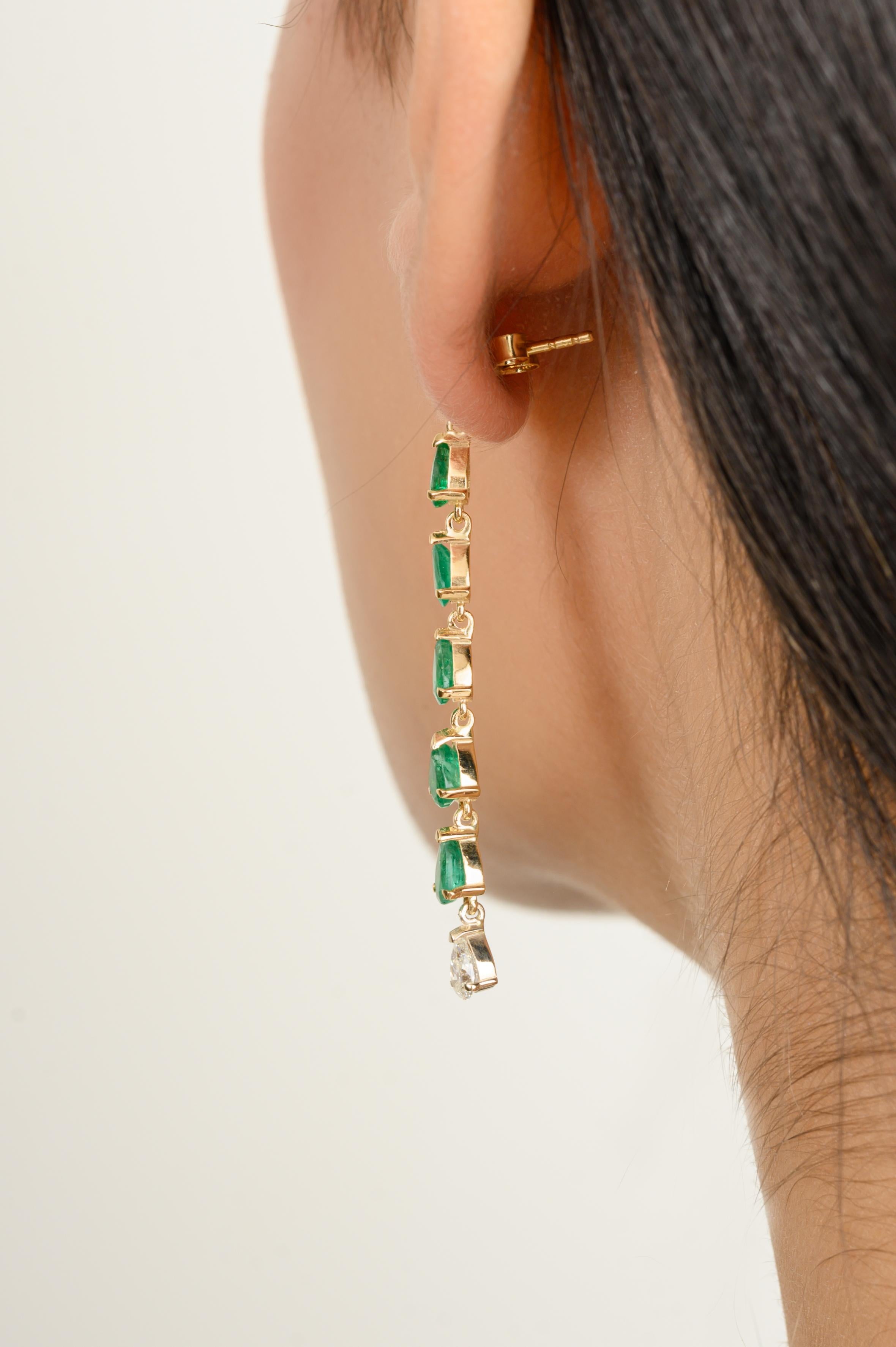 Orecchini a goccia lunghi con diamante smeraldo lineare in oro giallo massiccio 18 ct. in vendita 1