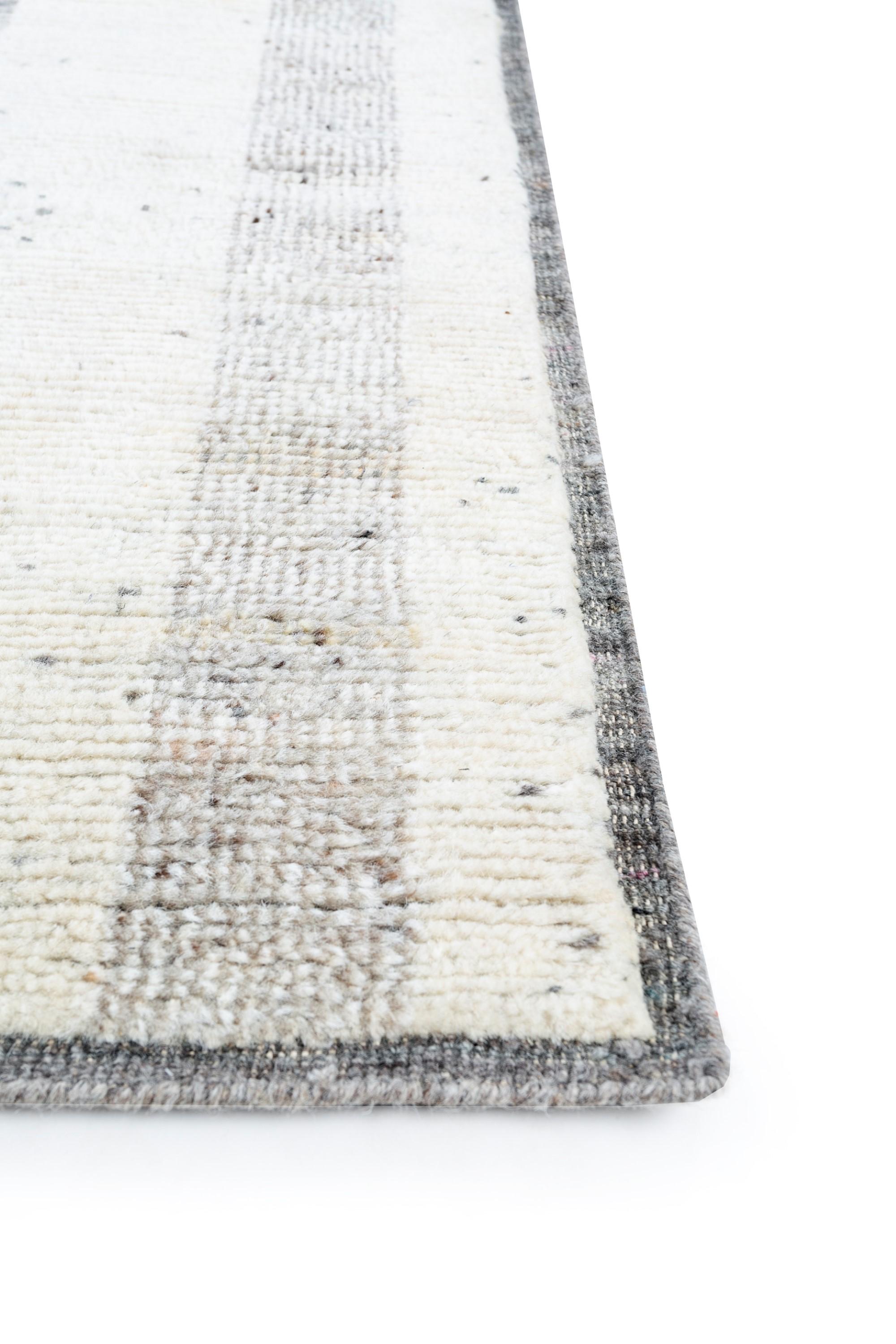 Unveil the allure of soft elegance with this absolutely beautiful wool rug from our Manifest collection, reflecting a harmonious blend of linear precision and abstract charm. The rug displays a fascinating pattern, where lines intertwine in an