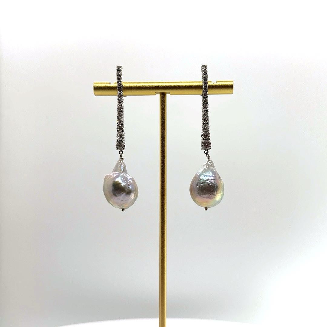 Linear Graduated 2.00 carat Diamond Earring with baroque pearl In Excellent Condition For Sale In New York, NY