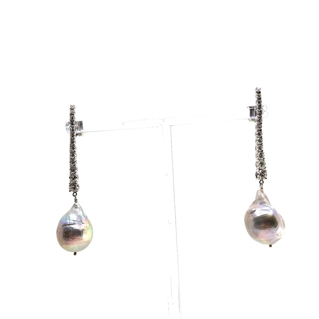 Boucles d'oreilles linéaires graduées avec diamant de 2,00 carats et perle baroque Unisexe en vente