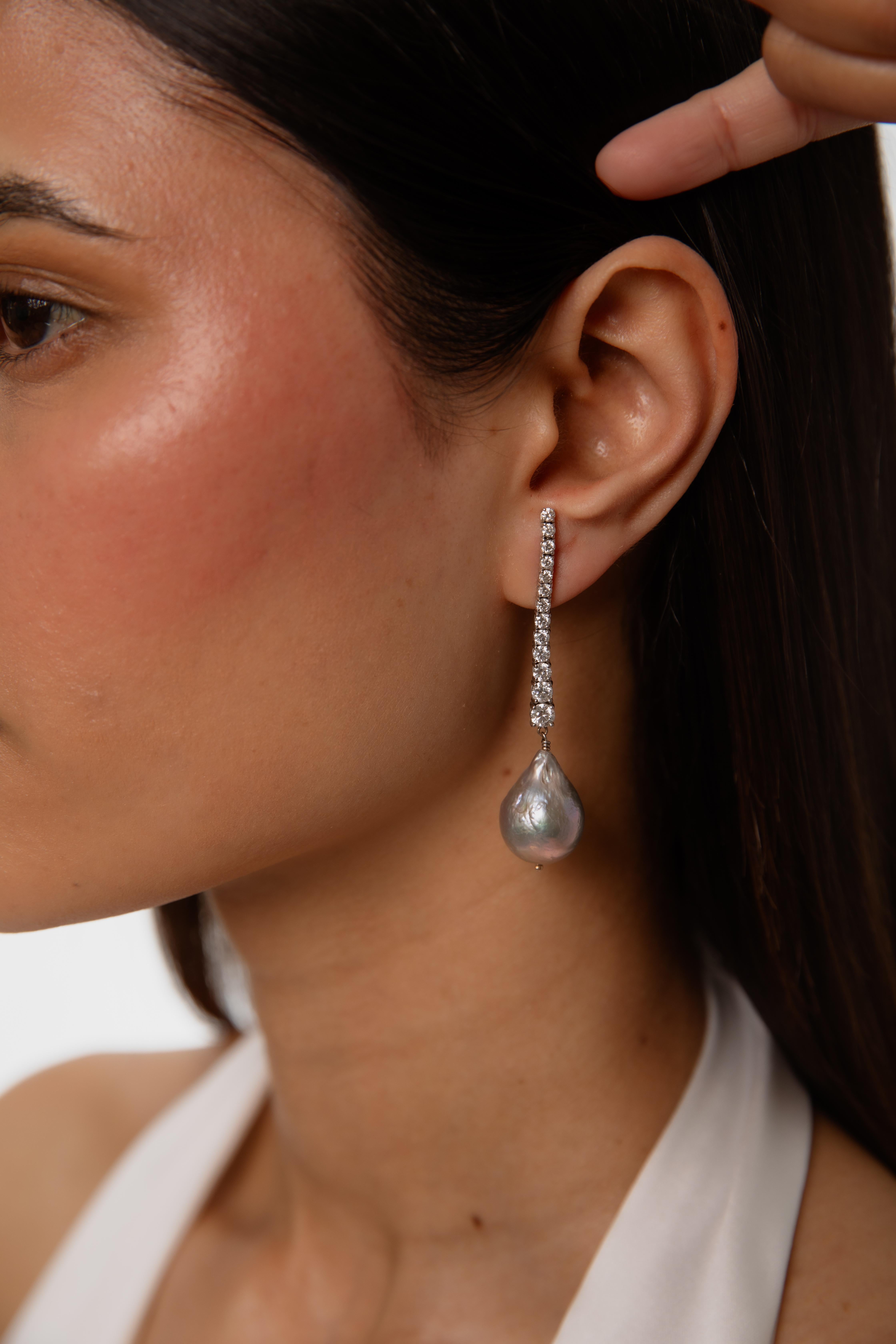 Taglio rotondo Orecchino con diamante lineare graduato da 2,00 carati con perla barocca in vendita