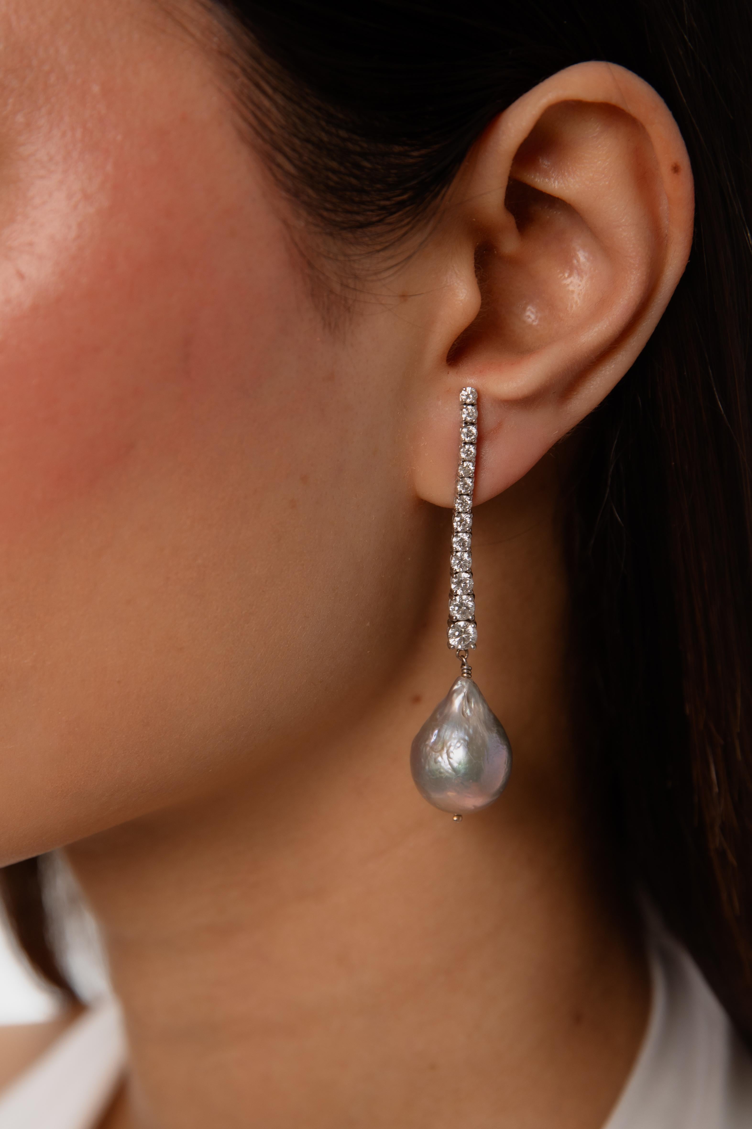 Orecchino con diamante lineare graduato da 2,00 carati con perla barocca In condizioni ottime in vendita a New York, NY