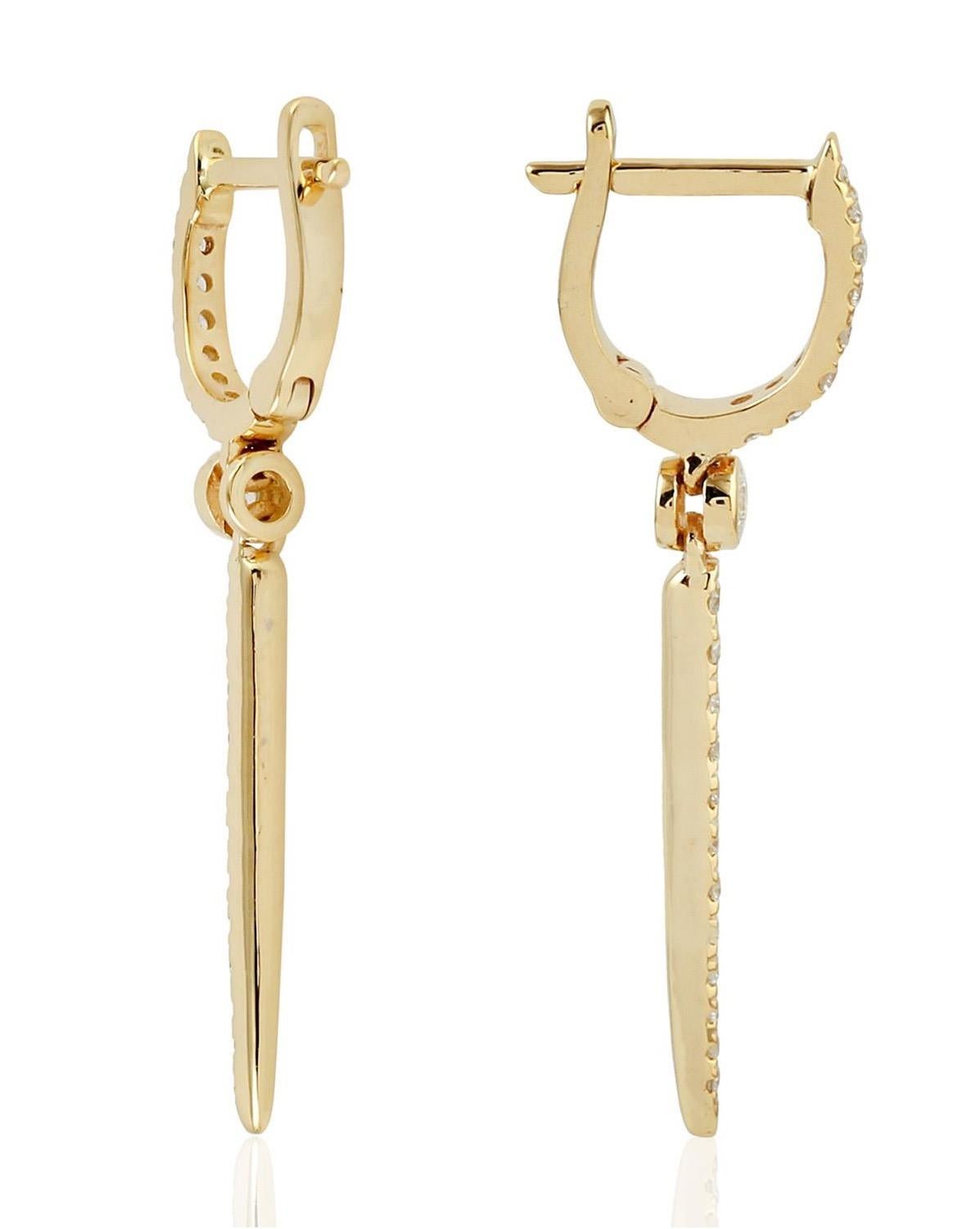 Taille brillant Boucles d'oreilles Huggie en or 14 carats avec diamants linéaires en vente