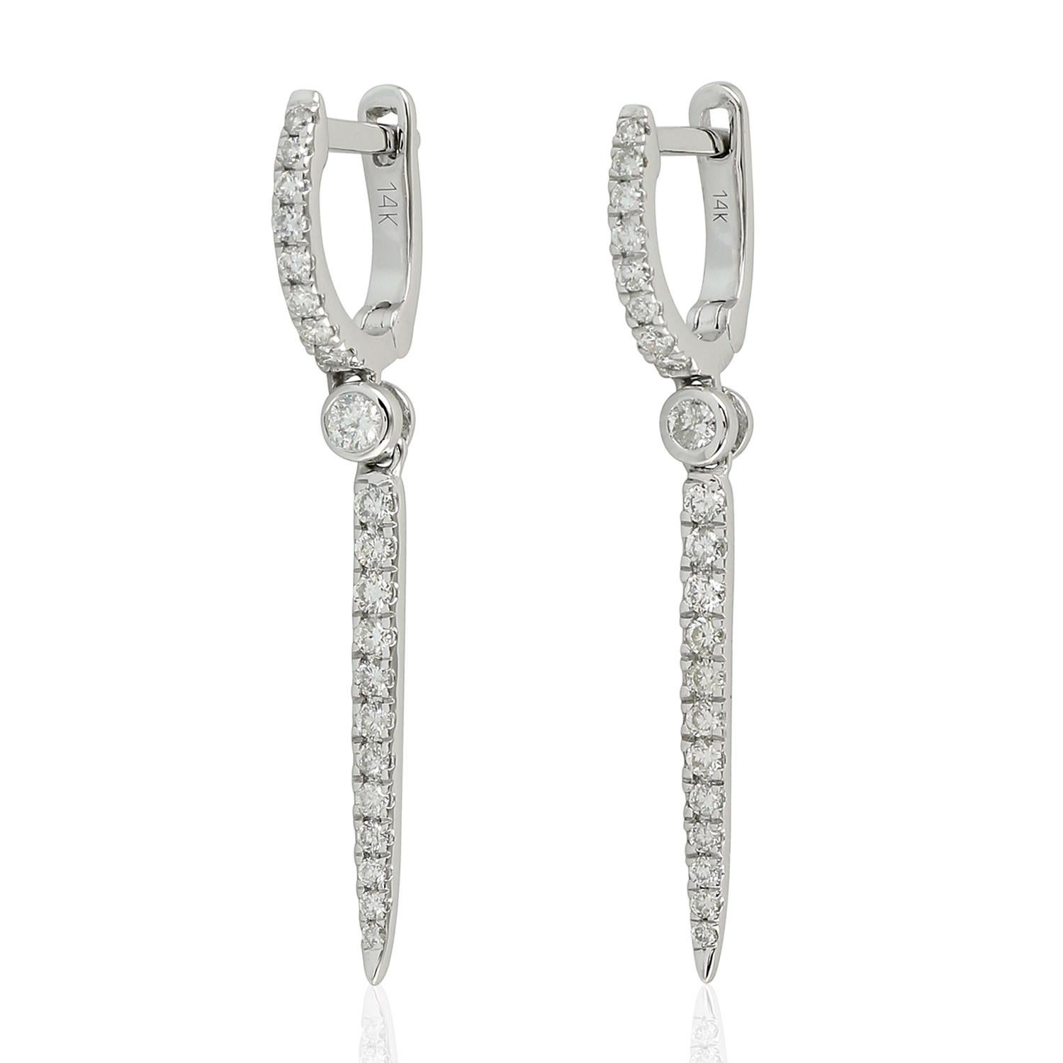 Boucles d'oreilles Huggie en or 14 carats avec diamants linéaires Pour femmes en vente