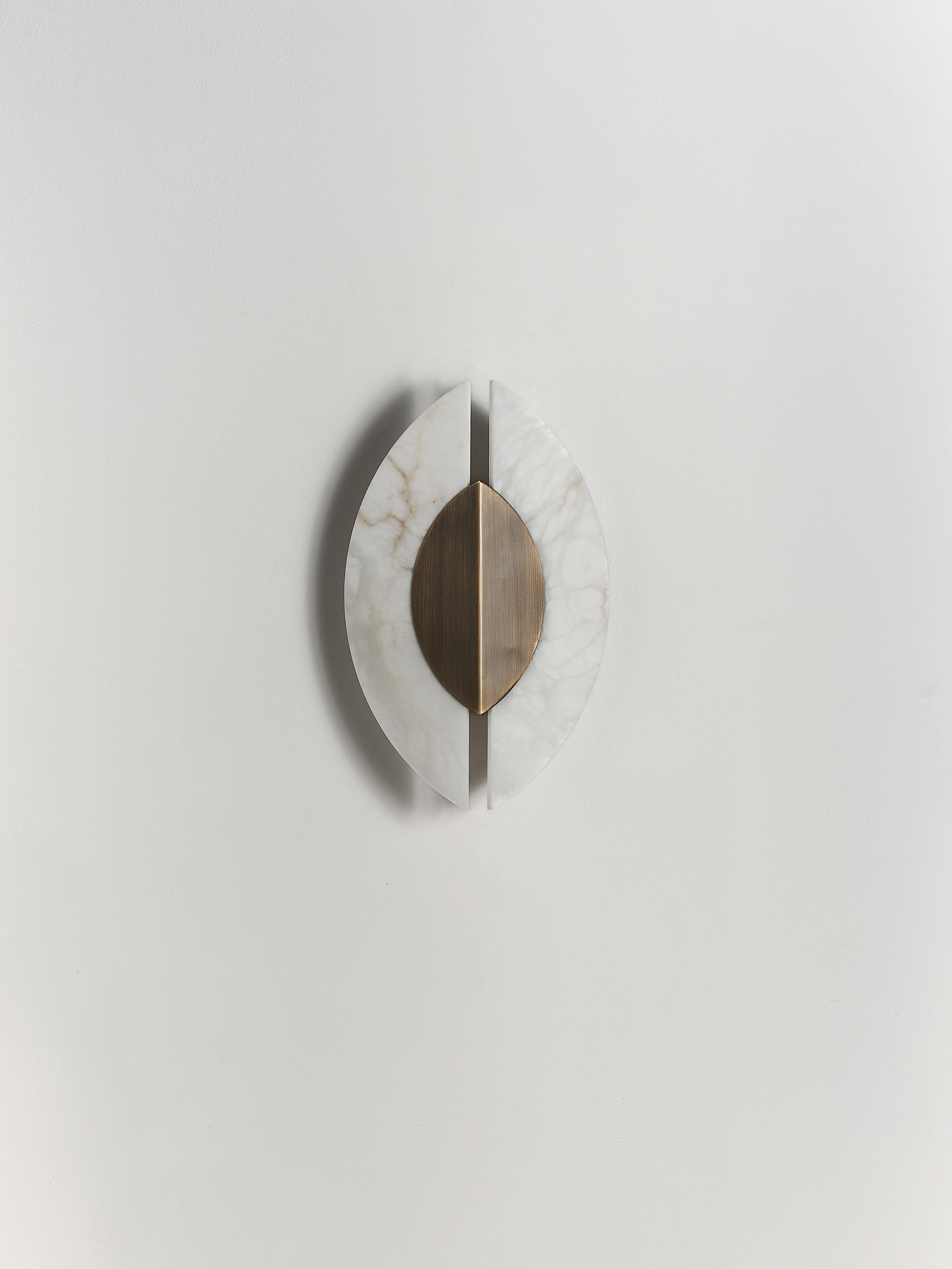 Linearer italienischer Alabaster-Wandleuchter „Shield“ aus gebürsteter Bronze (Italienisch) im Angebot