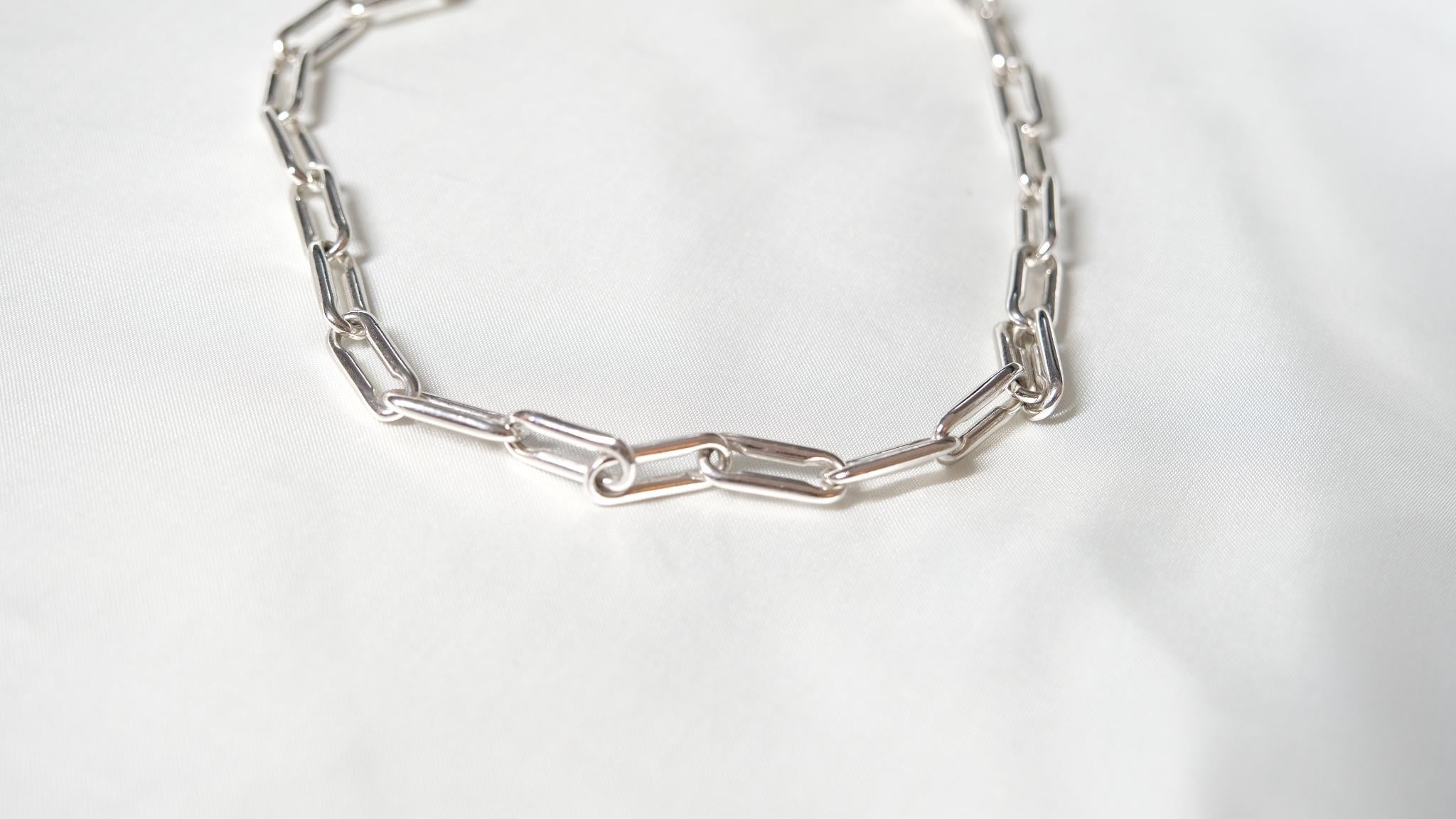 Product Details:

Linear link curved Necklace is symmetrically aligned with a bold modern look with internal curvature. Can be worn on its own or layered with other necklaces to create the ultimate stack. Officially Hallmarked at the Assay Office,