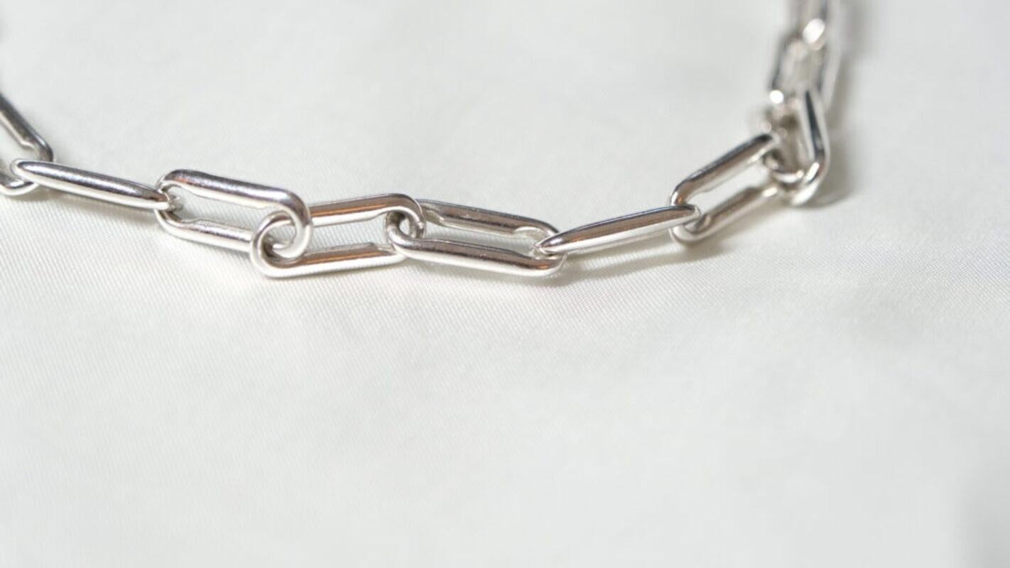 Product Details:

Linear link curved Necklace is symmetrically aligned with a bold modern look with internal curvature. Can be worn on its own or layered with other necklaces to create the ultimate stack. Officially Hallmarked at the Assay Office,