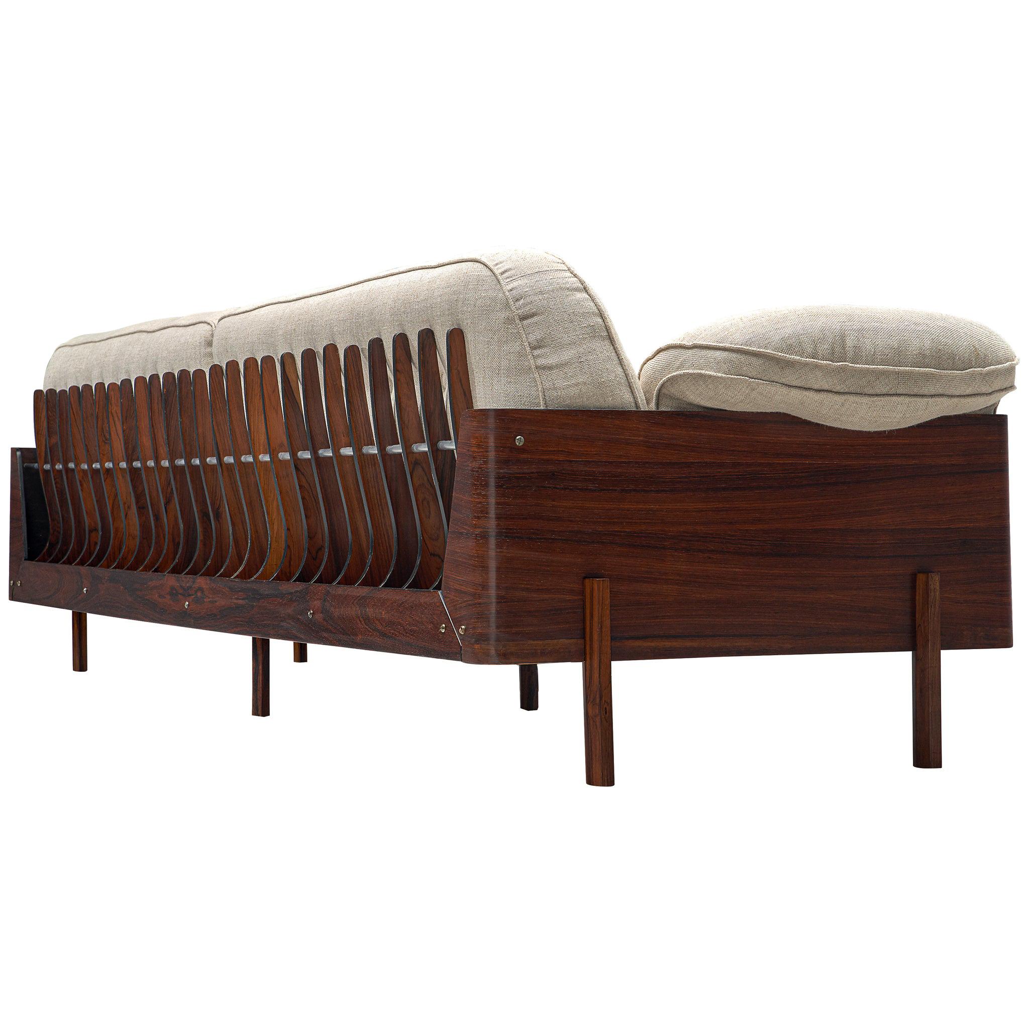 Lineart Moveis e Decoracoes, viersitziges Sofa, brasilianisches Palisanderholz, Metall und Stoff, Brasilien, 1960er Jahre.

Dieses große viersitzige Sofa wurde von Lineart Moveis e Decoracoes entworfen und hergestellt. Sehr gut verarbeitet in