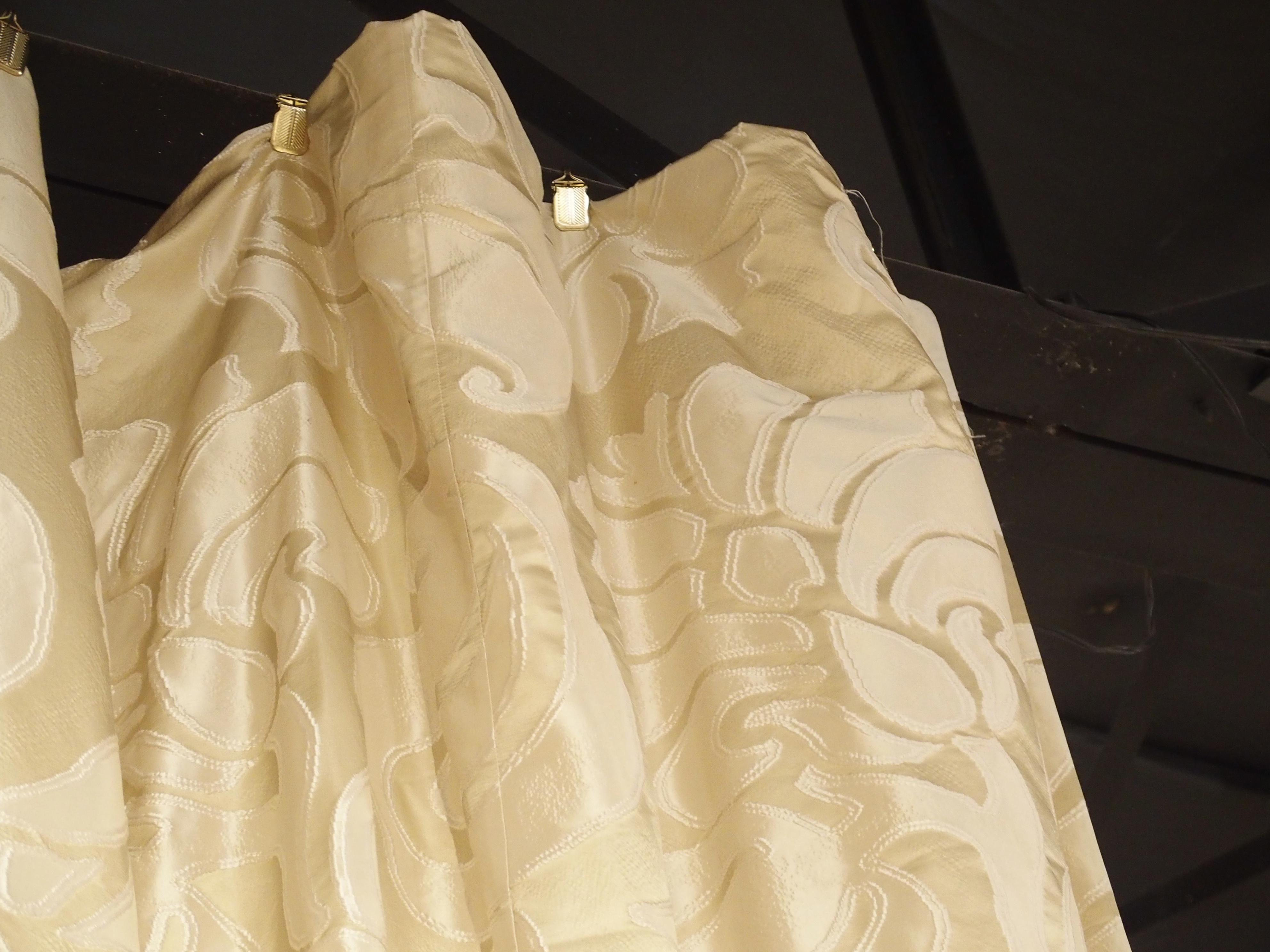Lined Bergamo Silk Fabric In Good Condition In Dallas, TX