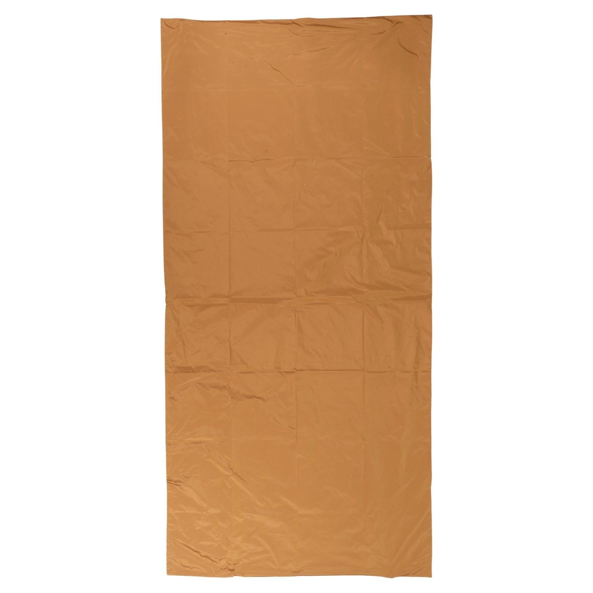 Langer, eleganter, rosafarbener, haselnussfarbener Seidenvorhang mit Dekoration an der Unterseite, vollständig gefüttert.
Sie können es mit einem anderen, in einem helleren Farbton, aber mit dem gleichen Design, das ich veröffentlicht habe,