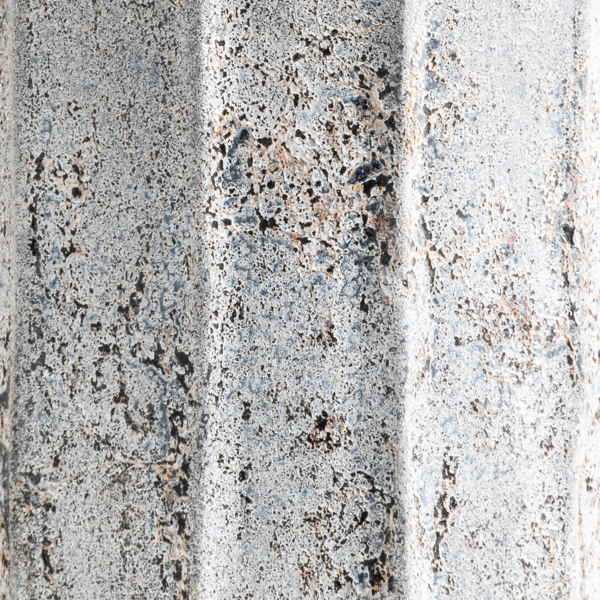 Il vaso Lined vanta un fascino senza tempo con una texture anticata e un'allure rustica, che mette in risalto la ricca lavorazione della terracotta. I toni della terra e i dettagli intriganti la rendono un'aggiunta classica al tuo spazio. Elegando