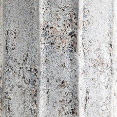 Gefütterte Vase, handgefertigter, strukturierter Terrakotta-Krug in Grau