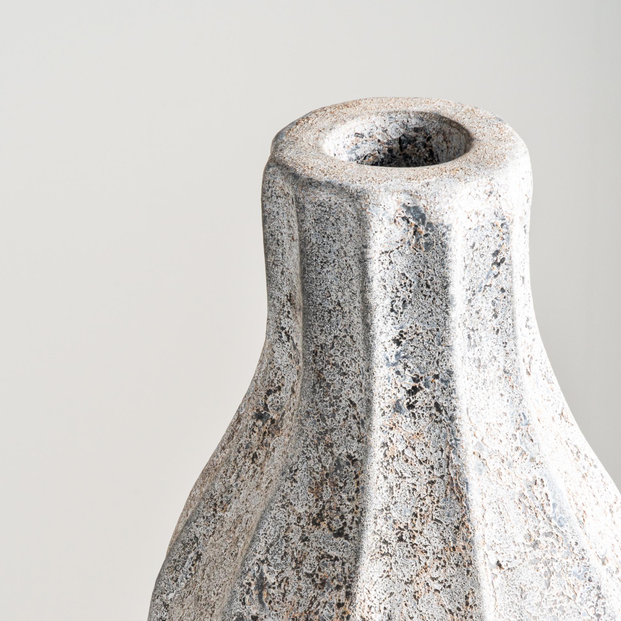 Indonesiano Vaso rivestito, brocca di terracotta strutturata fatta a mano in grigio in vendita