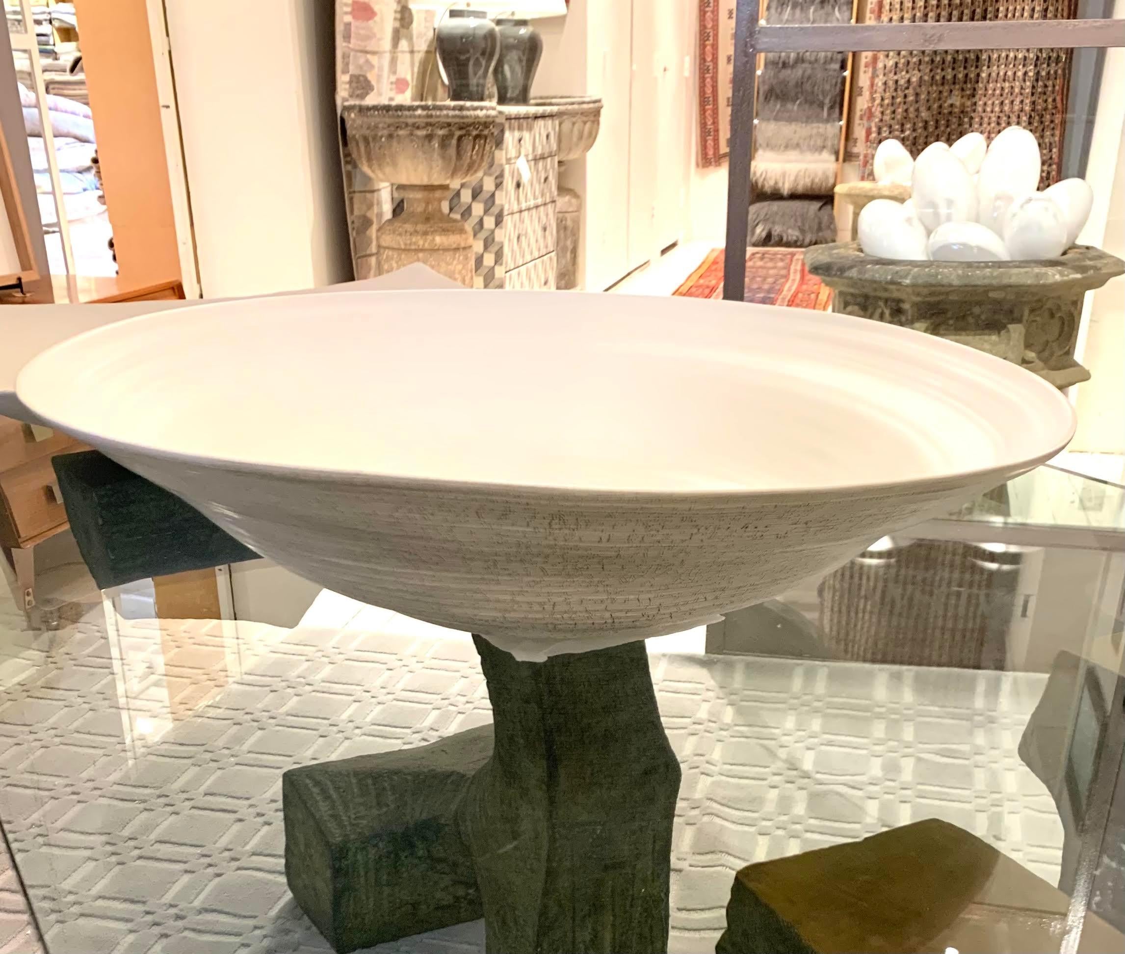 Bol extra-large à motif extérieur en lin et craquelé noir, Italie, Contemporain Neuf - En vente à New York, NY