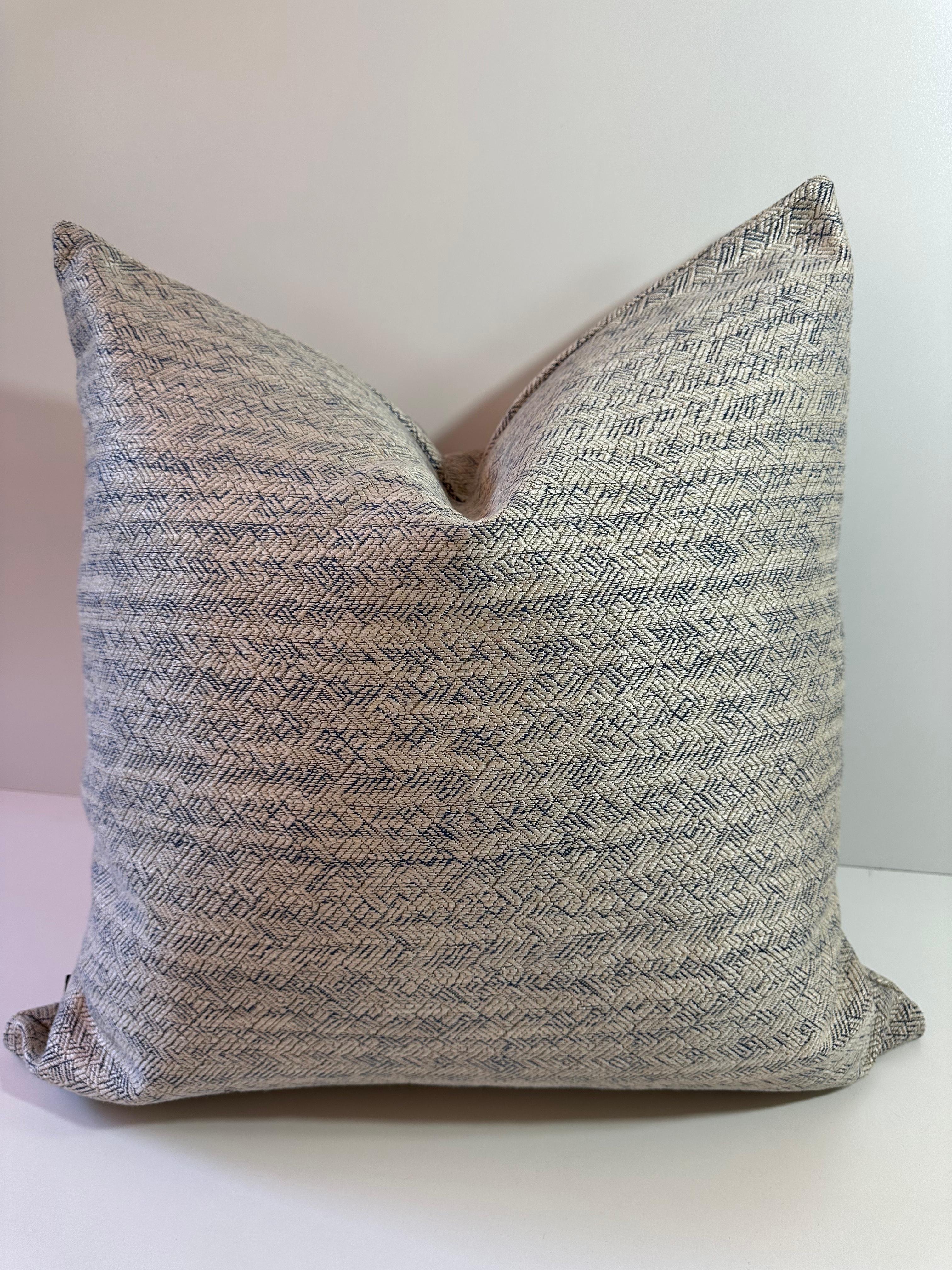 American Linen and cotton blend white & navy throw pillow- by Mar de Doce For Sale