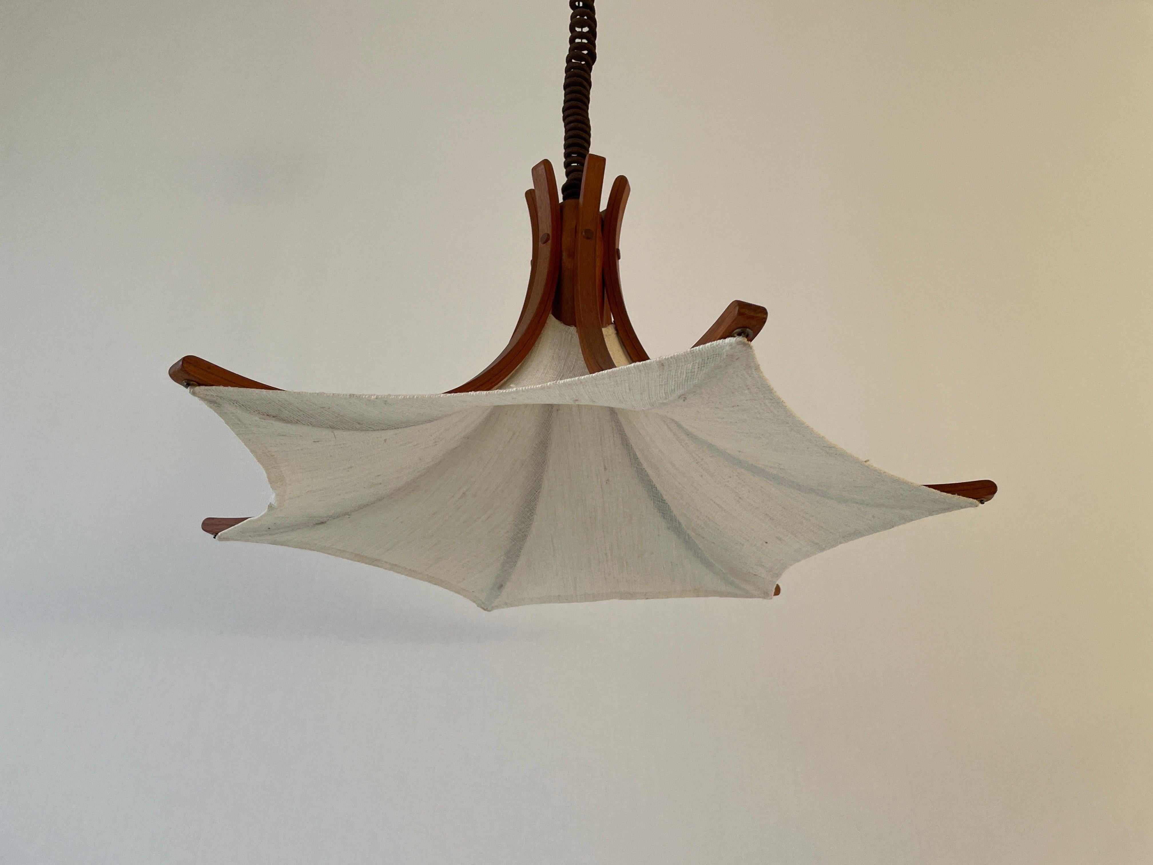 Verstellbare Hängelampe aus Leinen und Holz von Domus, 1980er Jahre, Italien

Minimalistisches und seltenes Design. 

Der Lampenschirm ist in gutem Zustand und sauber. 
Diese Lampe funktioniert mit einer E27-Glühbirne. 
Max. 100 W verkabelt und
