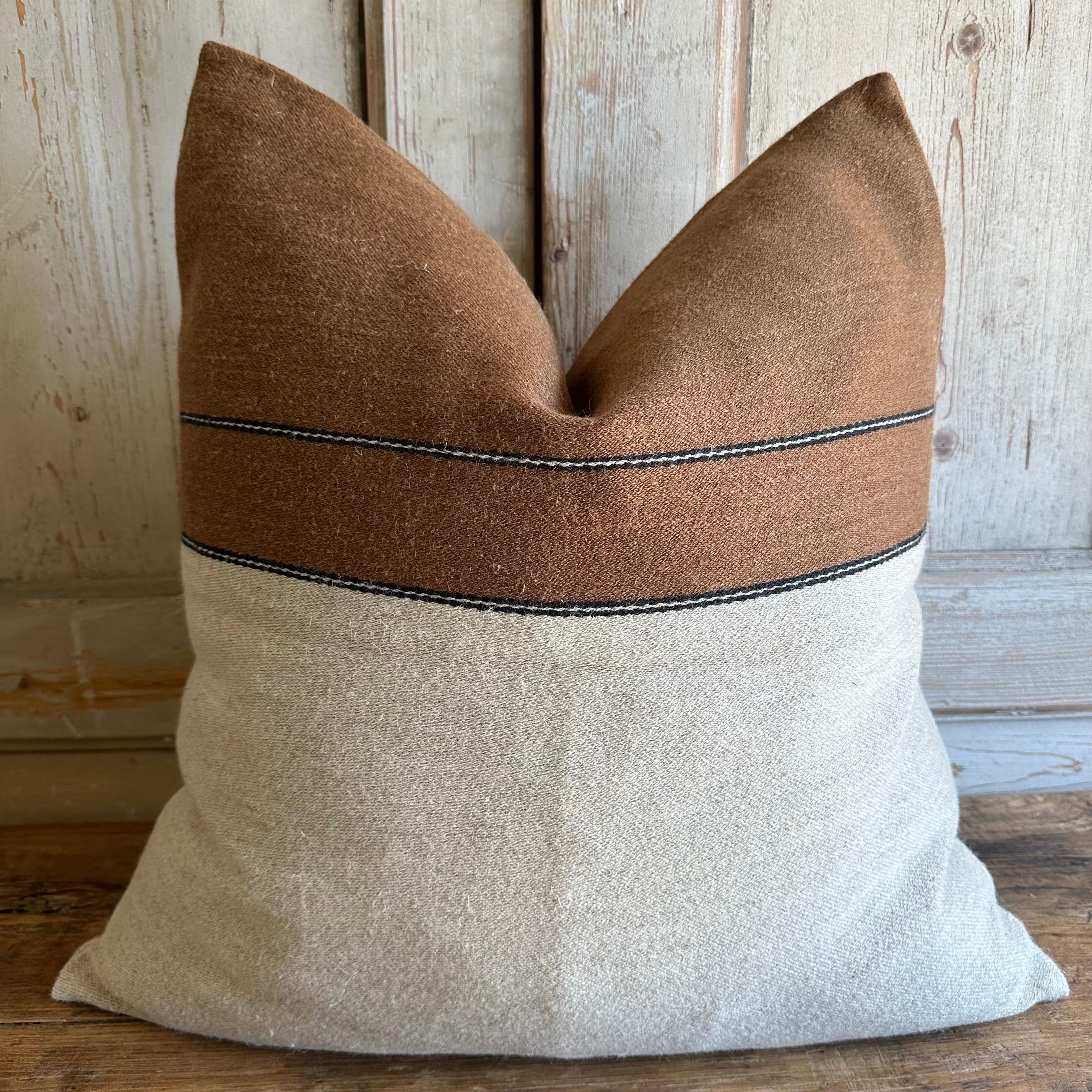 A natural ground finished with beeswax brown, black and natural stripes.
70% linen - 30% wool
Washed finish
Size: 25x25 (cover only)
18 oz/yd² - 610 g/m²
Please wash at max. 30°C/86°F on a wool or hand wash program. Unfold the throw completely