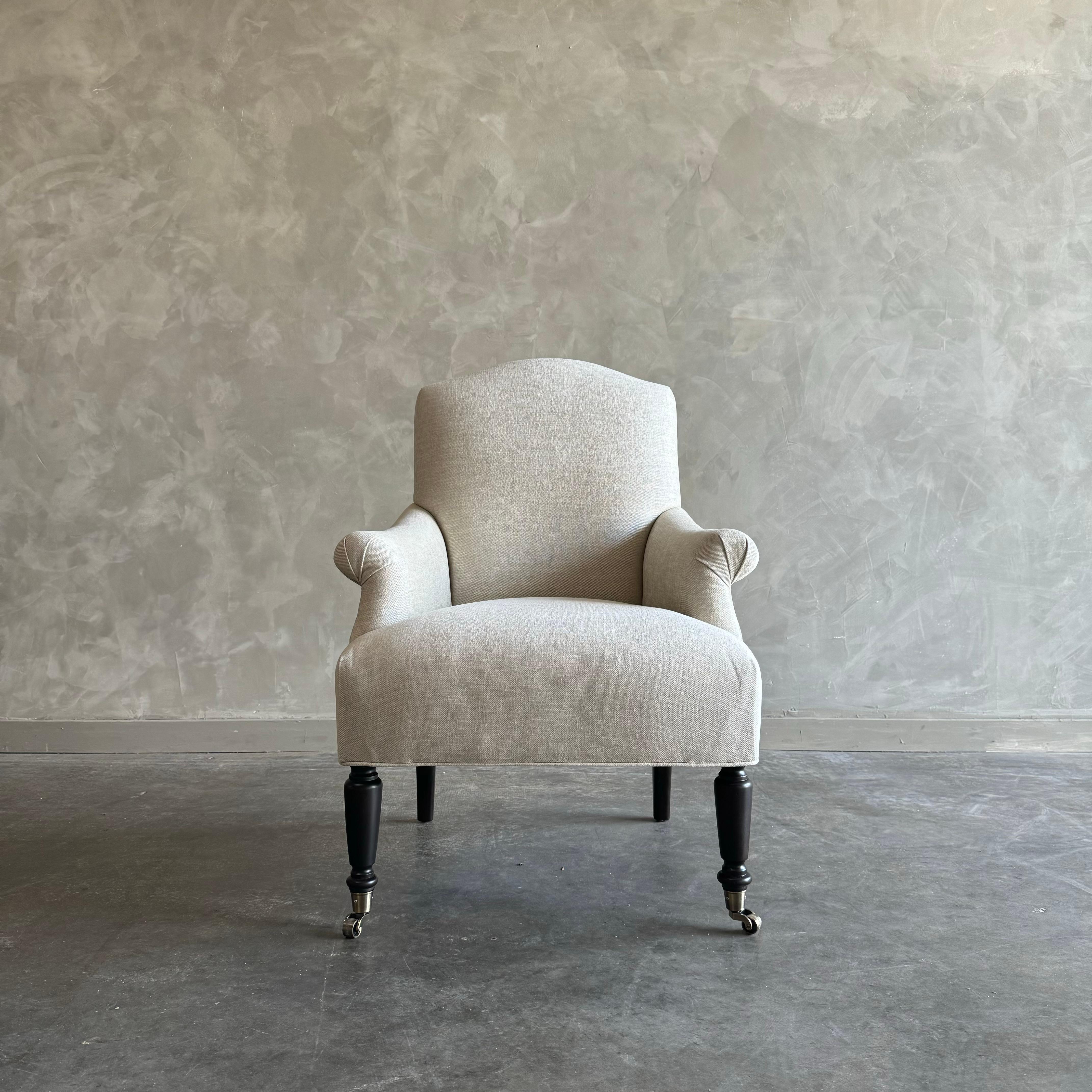 Sedia bergère imbottita in lino di ispirazione francese. Questa sedia di ispirazione francese si basa su una coppia di sedie originali in stile Napoleone III. Napoleone III era il nipote del Napoleone che tutti conosciamo. Questo stile risale alla