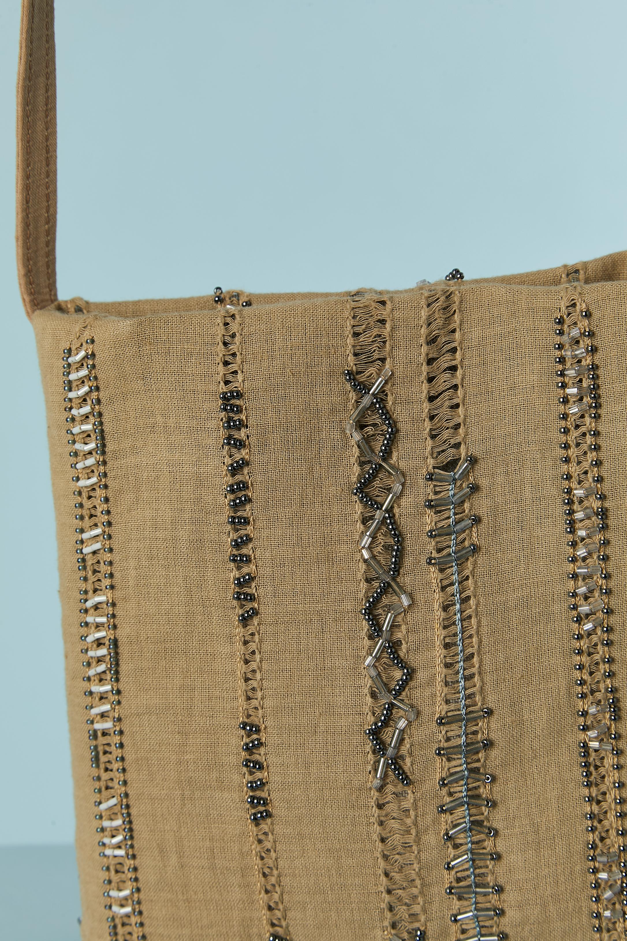 Linen beaded top handle bag with snap closure on the top middle inside. Stiff nylon lining. 
SIZE 20cm X 16cm X 5cm 
Handle lenght : 43cm 