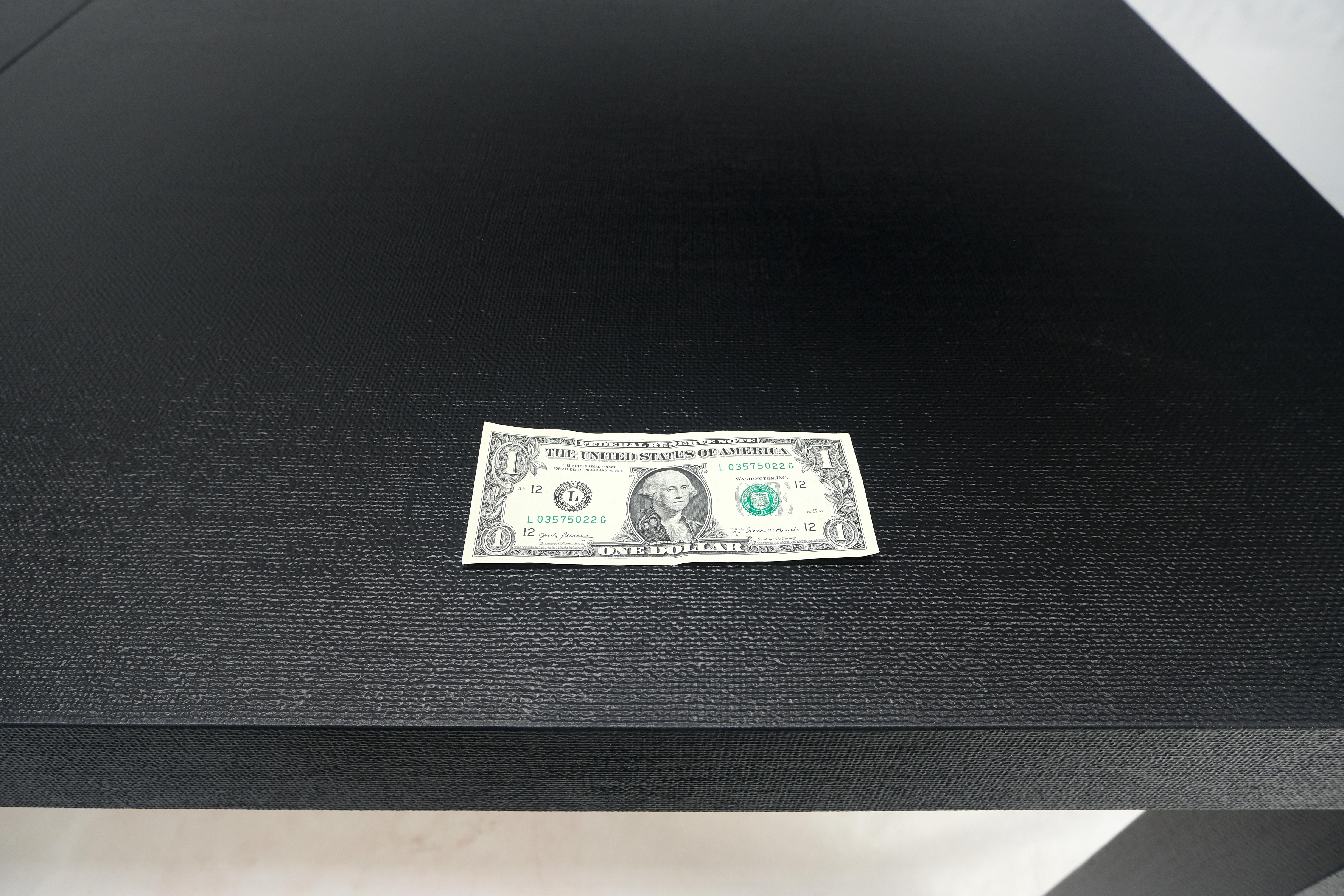 Table de salle à manger Parsons mi-siècle compacte à une feuille en lin et laque noire en vente 9