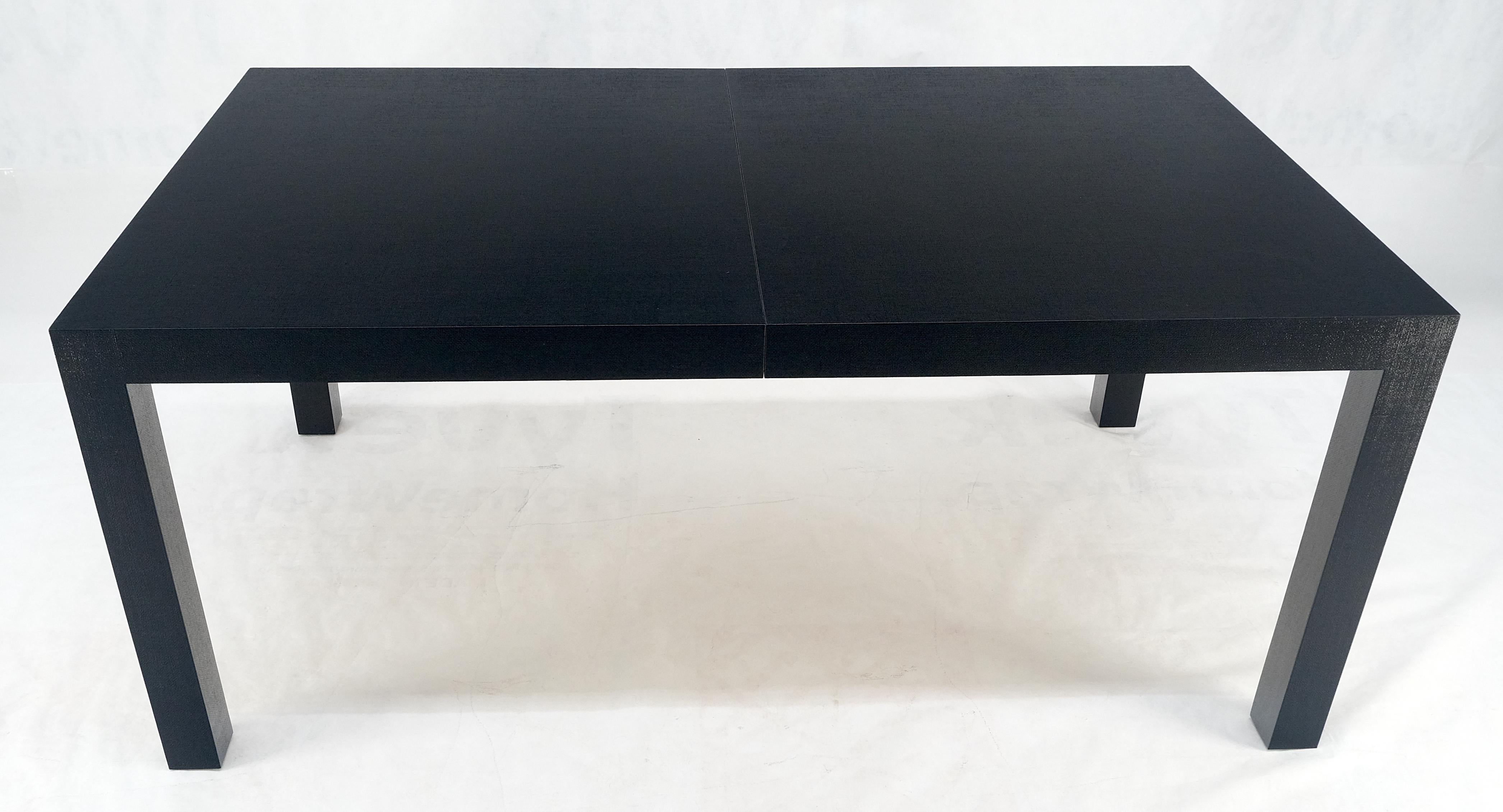 Table de salle à manger Parsons mi-siècle compacte à une feuille en lin et laque noire
1 feuille de 18