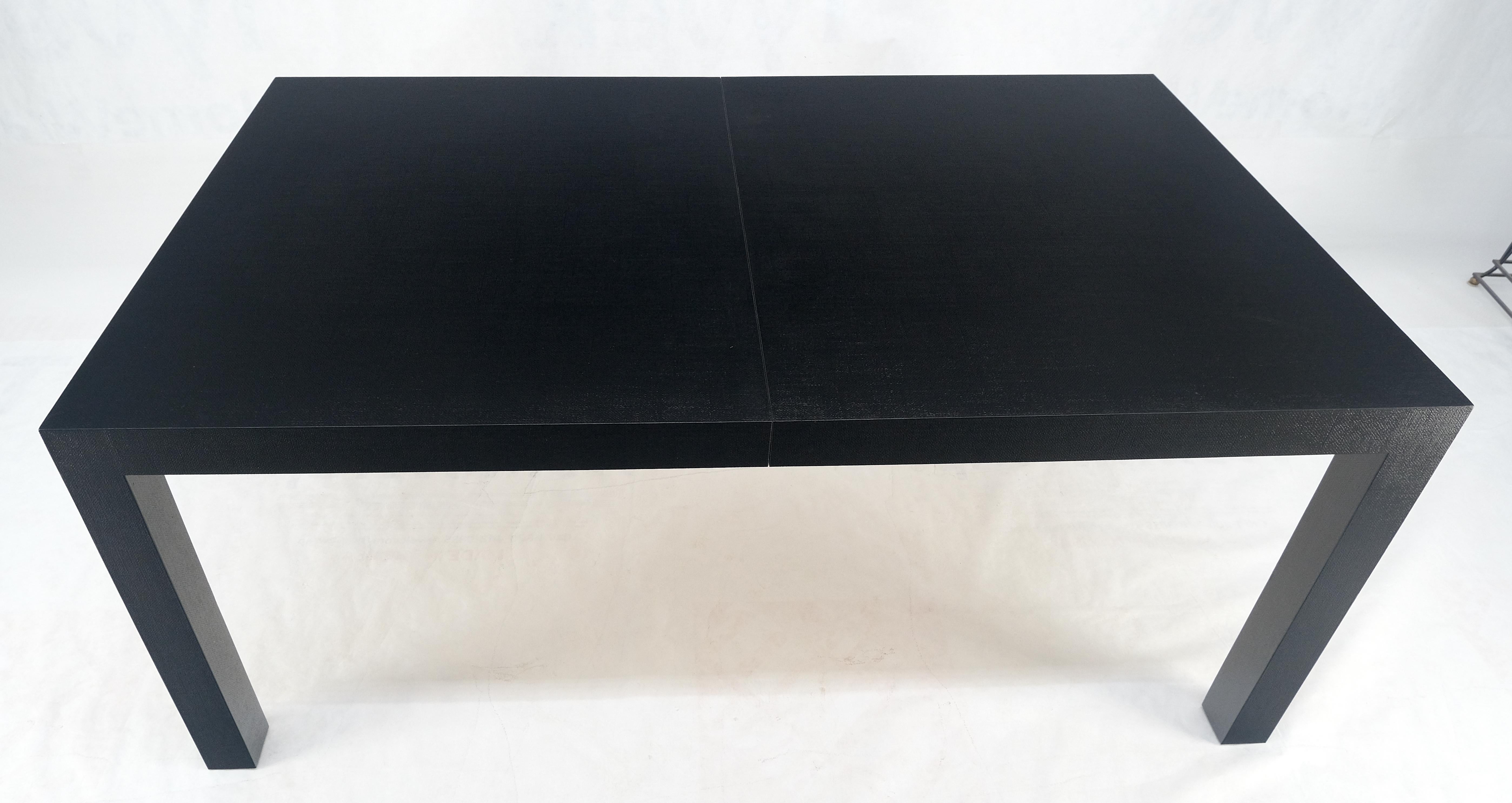Mid-Century Modern Table de salle à manger Parsons mi-siècle compacte à une feuille en lin et laque noire en vente