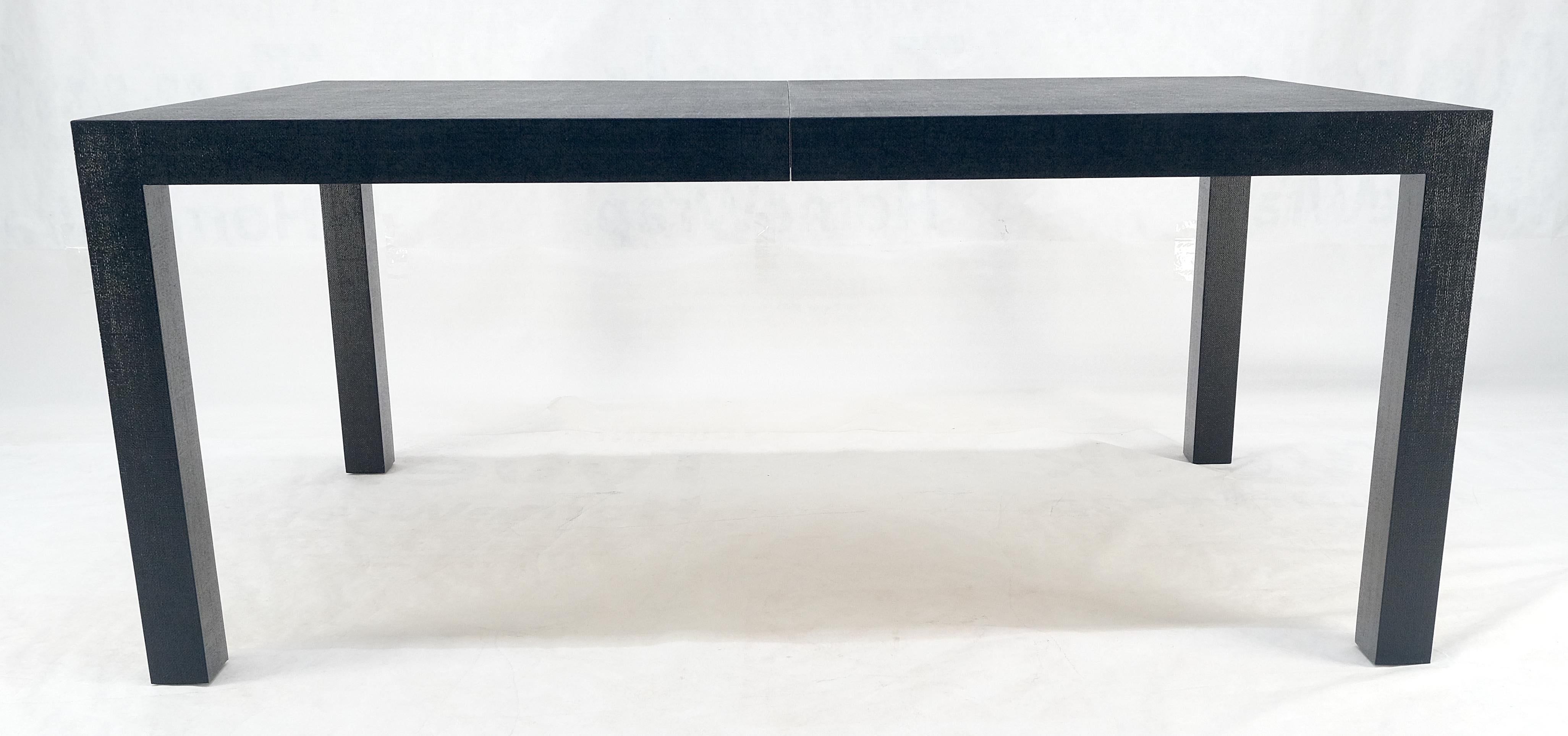 Américain Table de salle à manger Parsons mi-siècle compacte à une feuille en lin et laque noire en vente