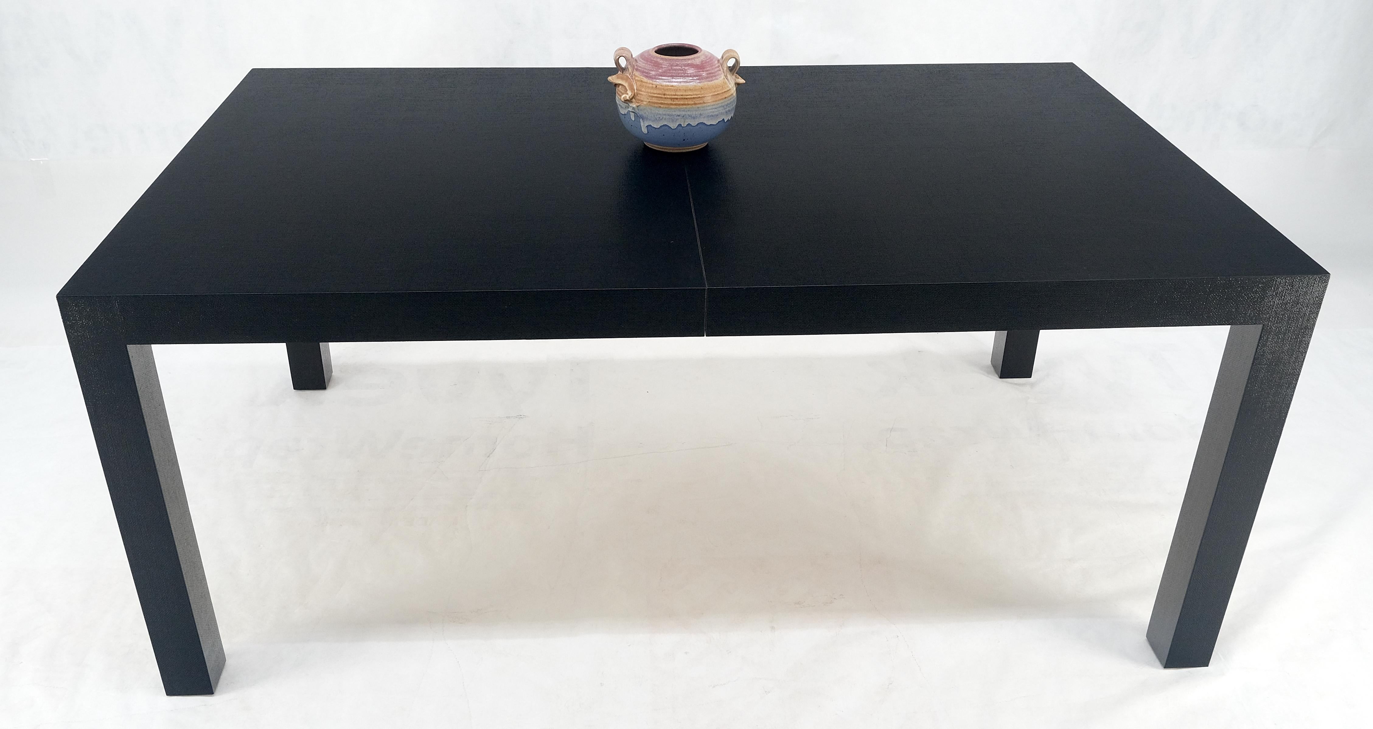 Laqué Table de salle à manger Parsons mi-siècle compacte à une feuille en lin et laque noire en vente