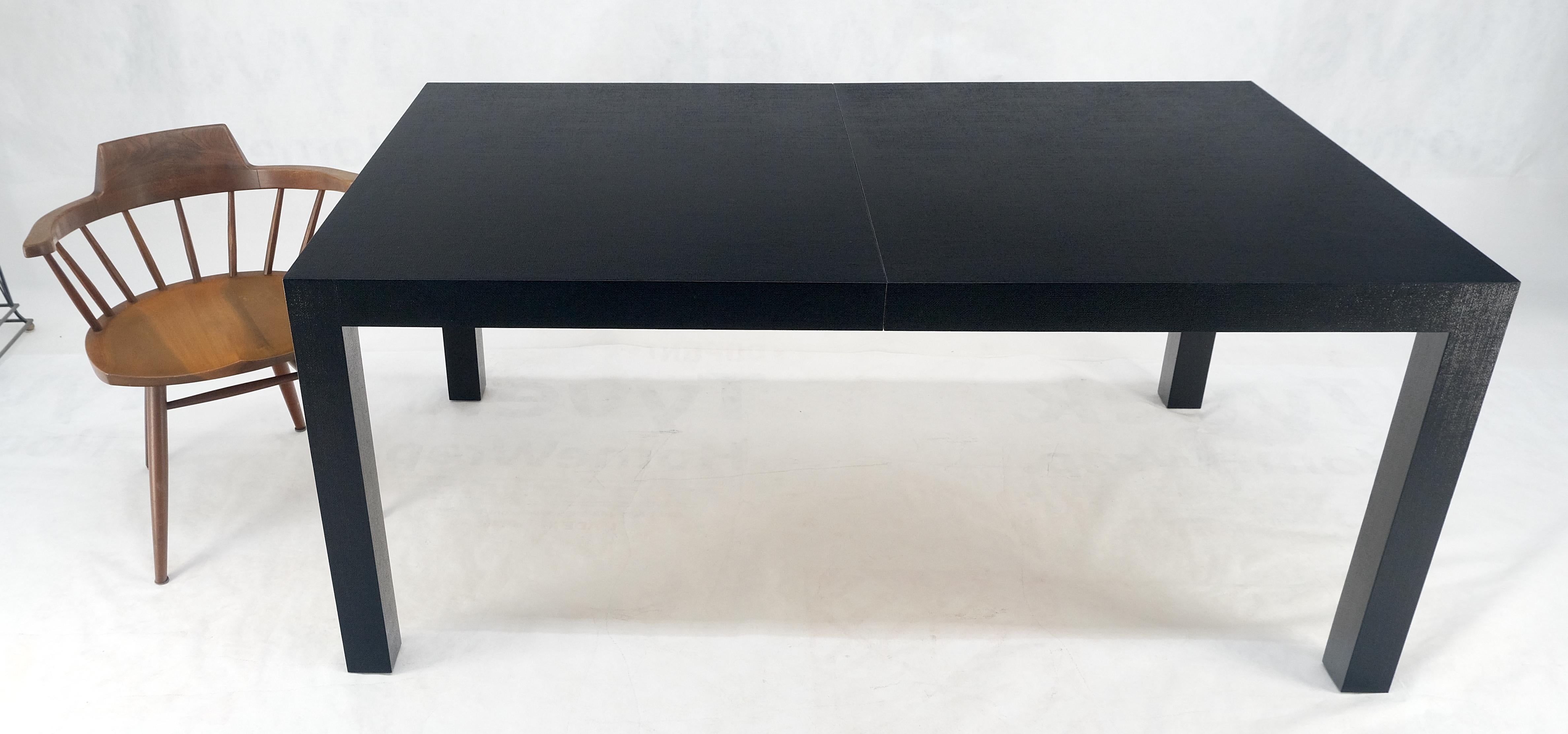 Table de salle à manger Parsons mi-siècle compacte à une feuille en lin et laque noire Excellent état - En vente à Rockaway, NJ