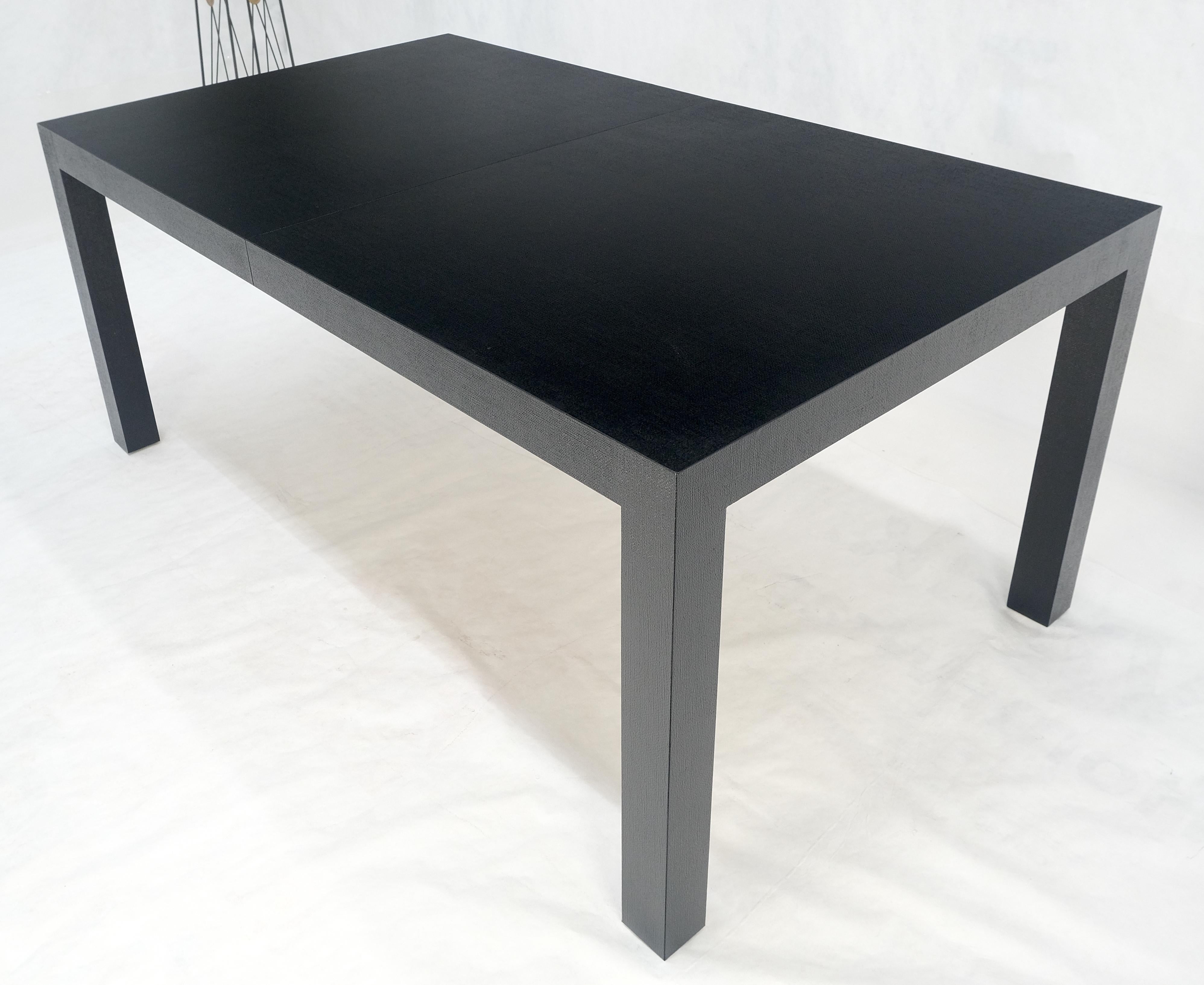Table de salle à manger Parsons mi-siècle compacte à une feuille en lin et laque noire en vente 1