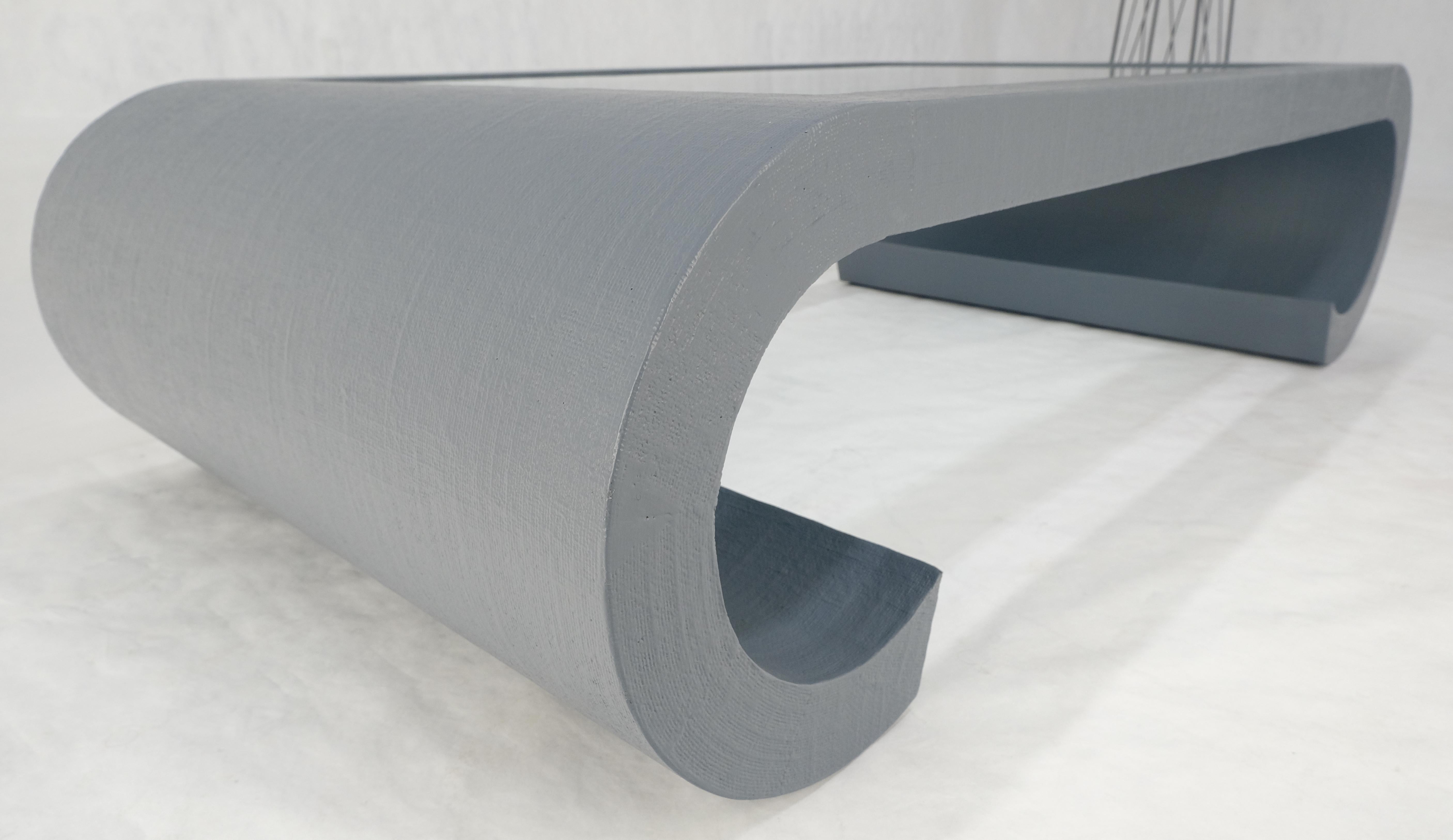 Table basse MCM gris argenté C en forme de volute avec dessus en verre en vente 3