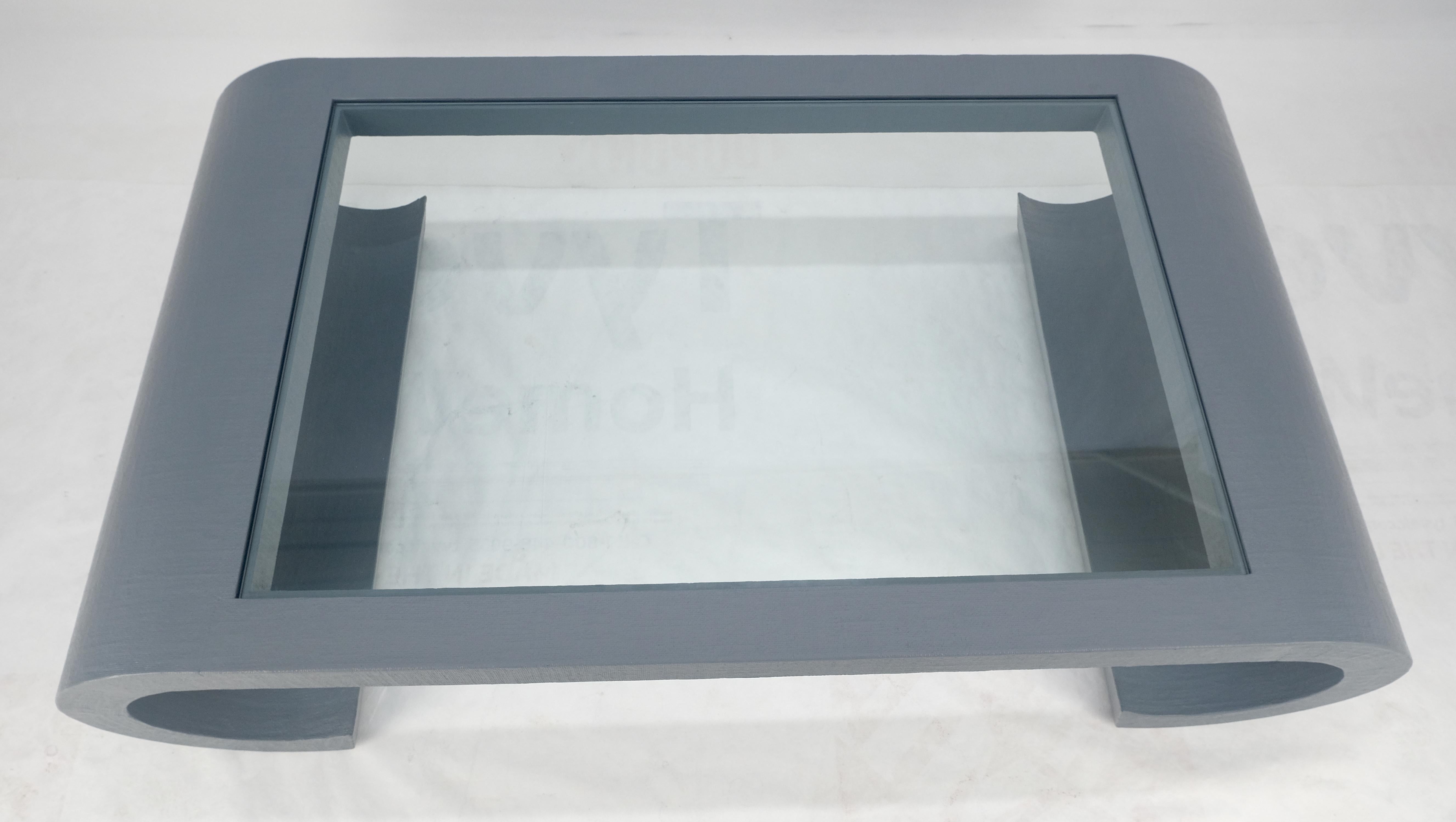 Américain Table basse MCM gris argenté C en forme de volute avec dessus en verre en vente