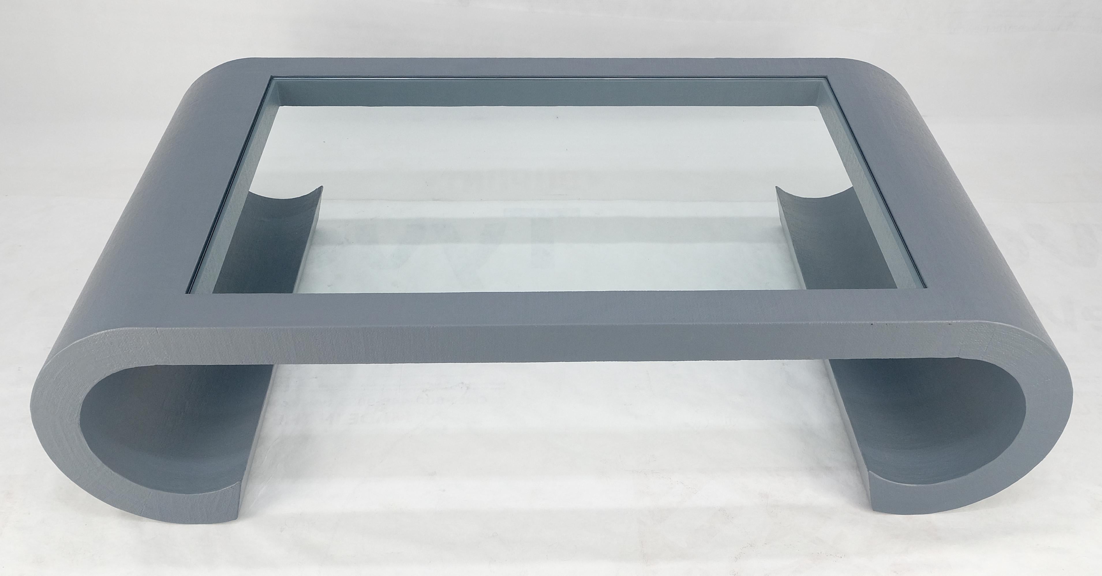 Laqué Table basse MCM gris argenté C en forme de volute avec dessus en verre en vente