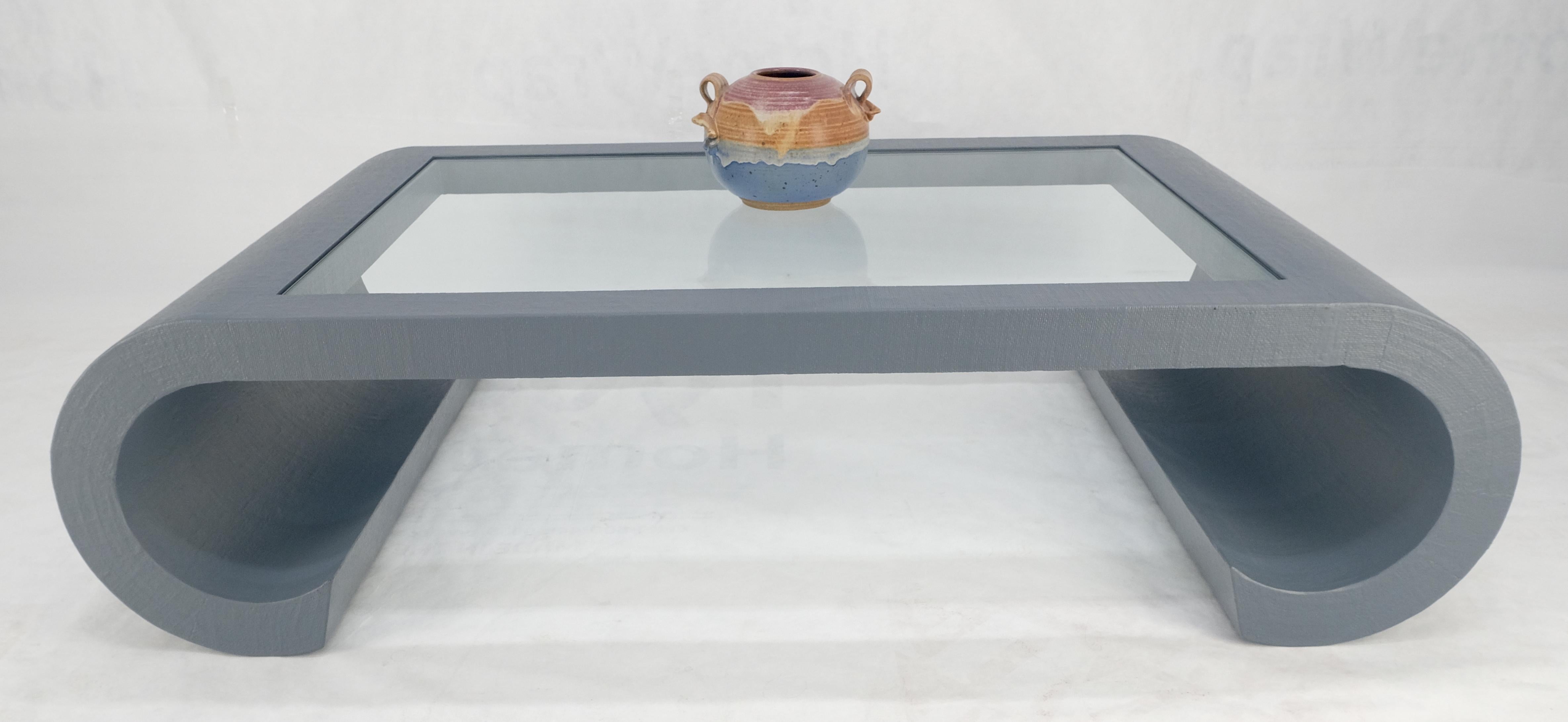 20ième siècle Table basse MCM gris argenté C en forme de volute avec dessus en verre en vente