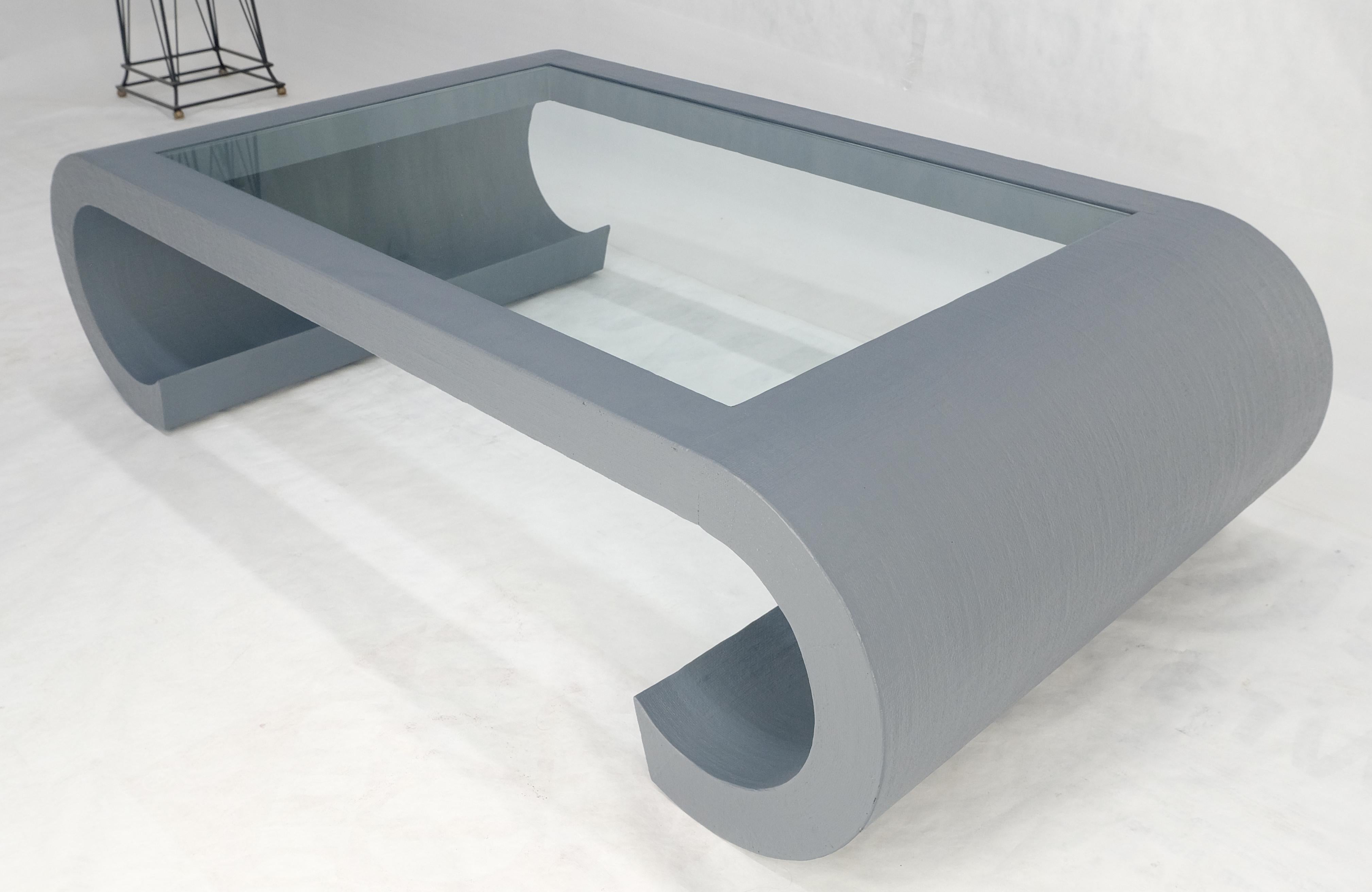 Table basse MCM gris argenté C en forme de volute avec dessus en verre en vente 1