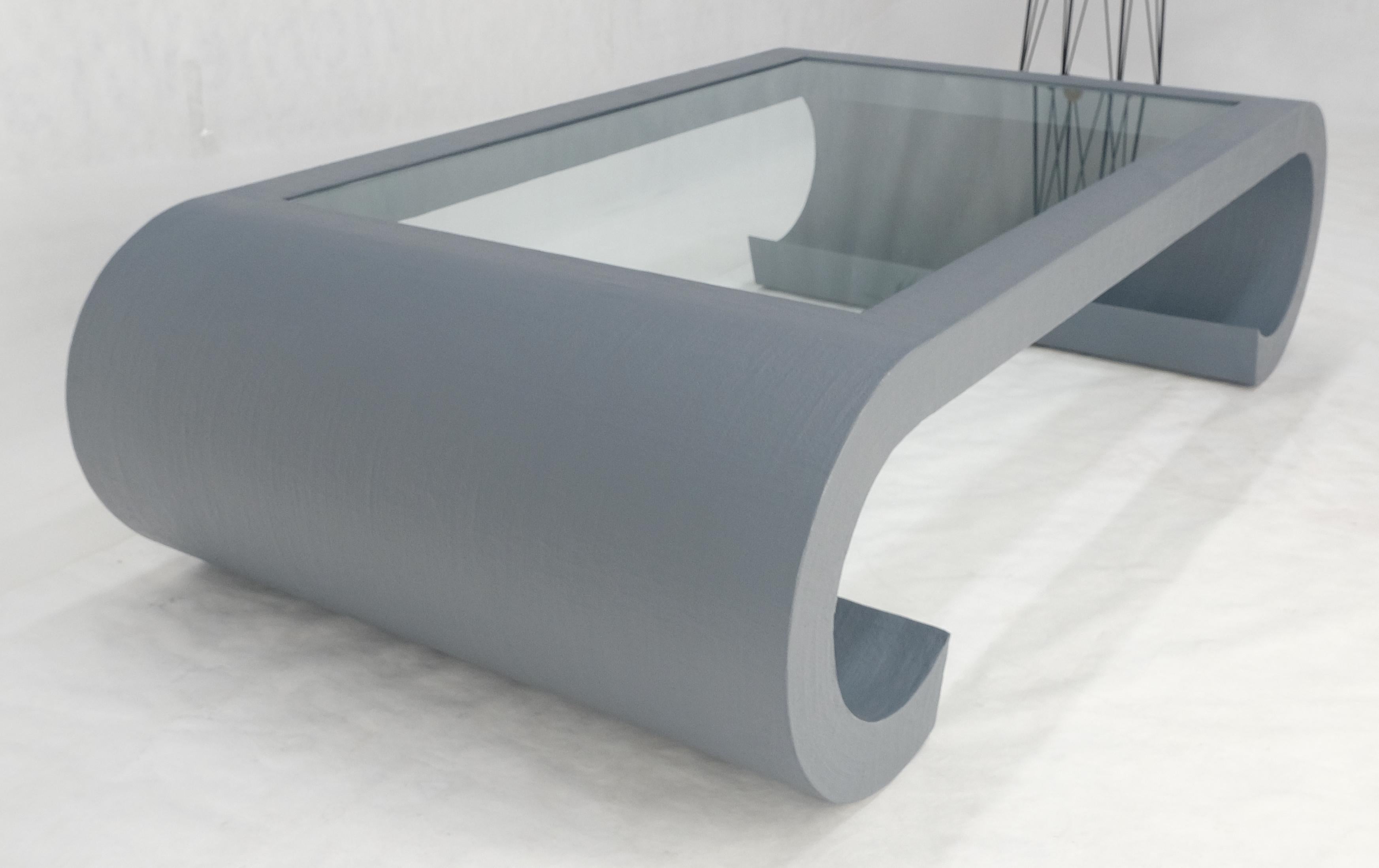 Table basse MCM gris argenté C en forme de volute avec dessus en verre en vente 2