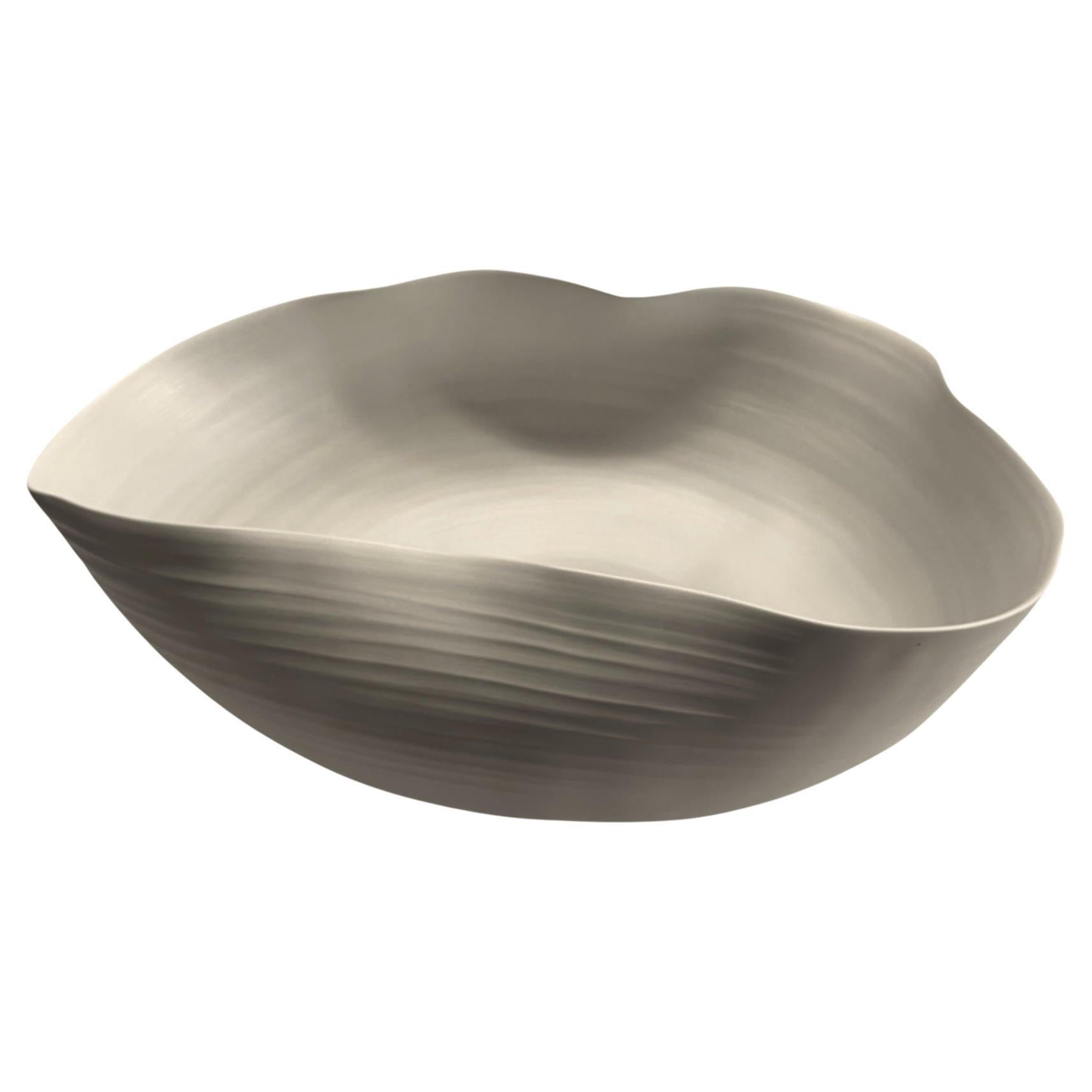 Zeitgenössische Schale aus italienischer Feinkeramik.
Handgefertigte Leinenfarbglasur. 
Oberseite mit wellenförmigem Design.