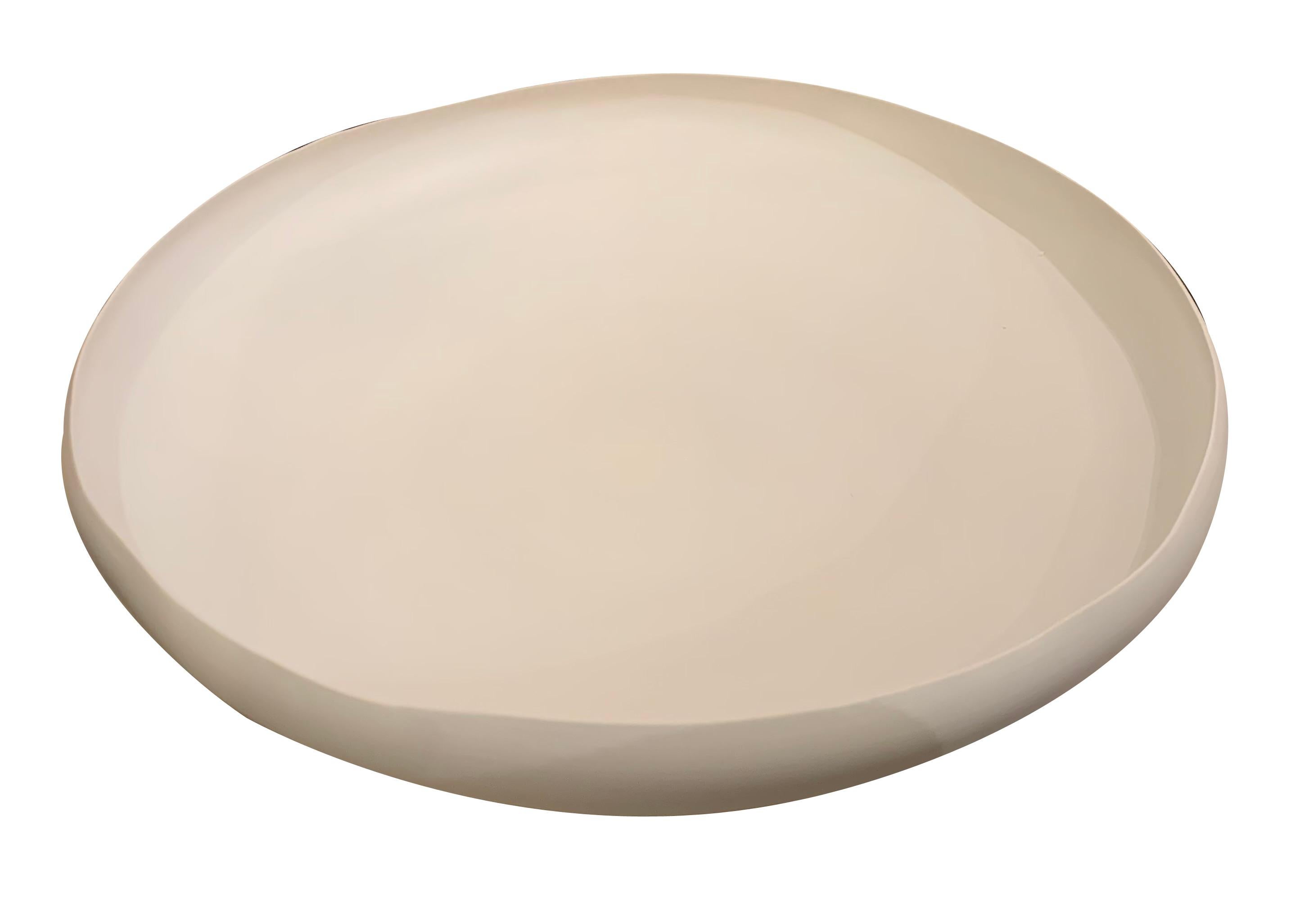Zeitgenössische italienische Schale aus feiner Keramik mit leicht geschwungenen Rändern.
Leinen in Farbe.
Auch in Weiß erhältlich.
