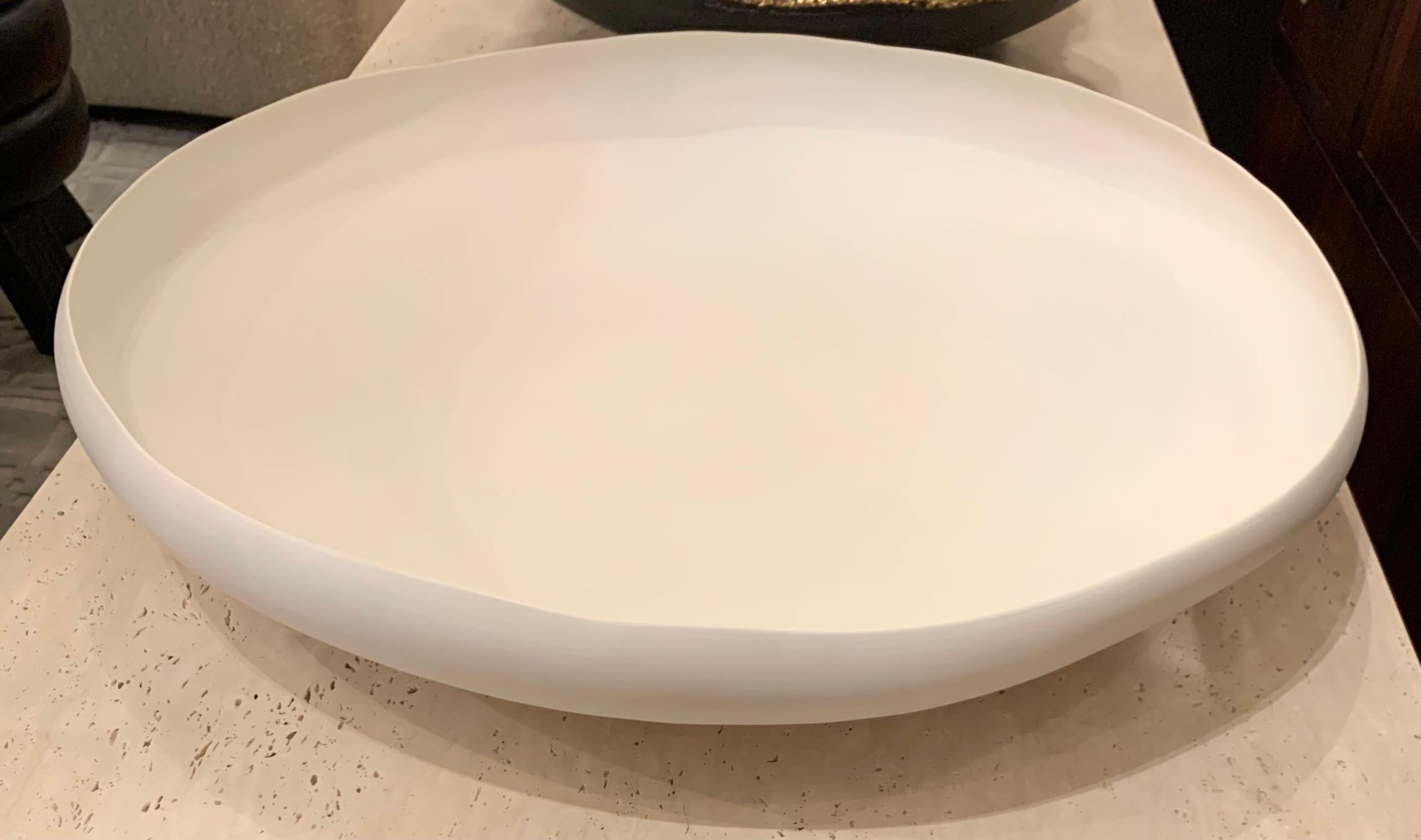 Linen Color Large Curved Bowl, Italy, Contemporary In New Condition For Sale In New York, NY