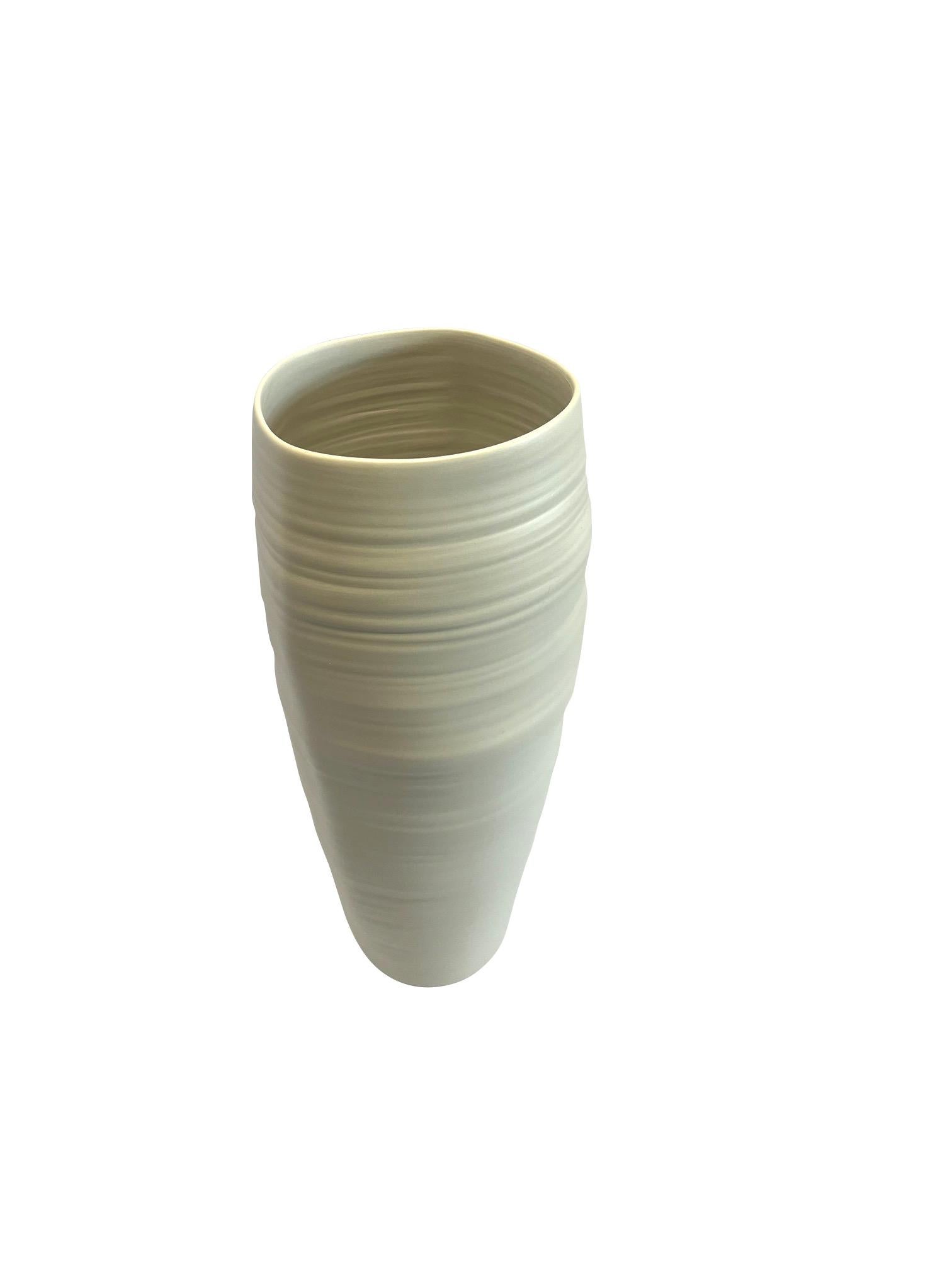 Zeitgenössische hohe Vase aus italienischer Feinkeramik.
Leinenfarbene Glasur.
Handgefertigt in einer organischen Zylinderform.
Erhältlich in drei verschiedenen Größen und gut gruppierbar
(S6808 und S6810 )