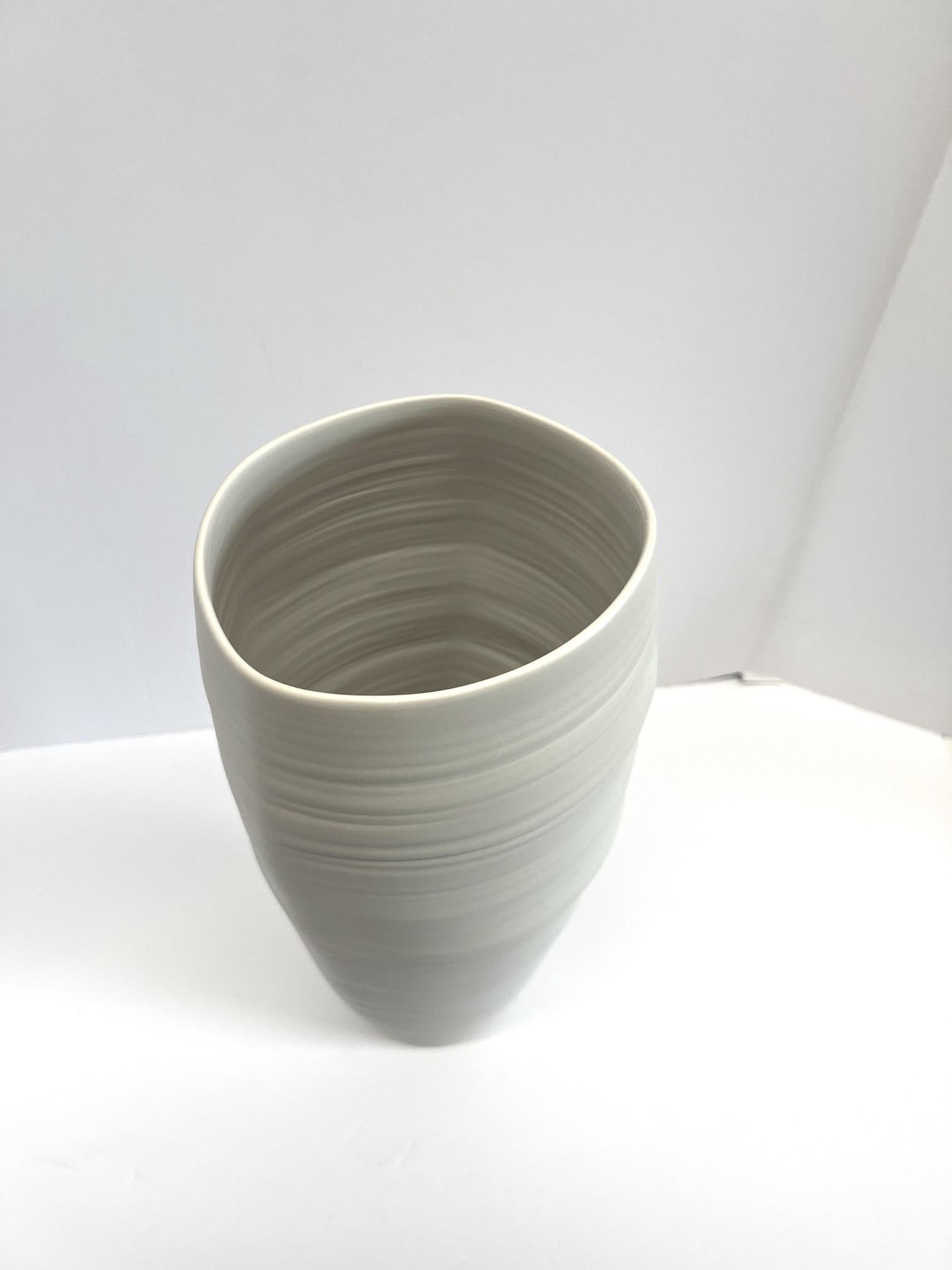 Leinen Farbe Mittlere Höhe Zylinderförmige Keramikvase, Italien, Contemporary (Italienisch) im Angebot