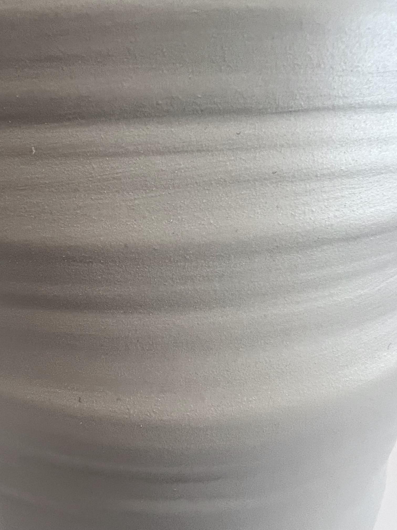 Leinen Farbe Mittlere Höhe Zylinderförmige Keramikvase, Italien, Contemporary im Zustand „Neu“ im Angebot in New York, NY