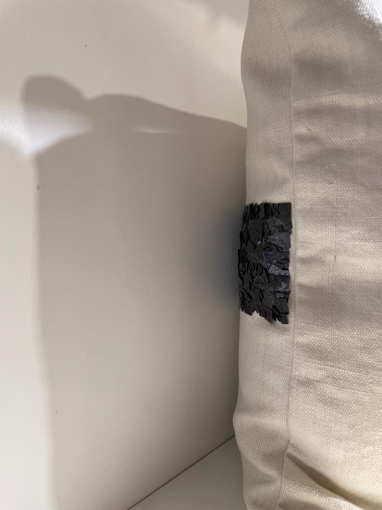 Tedesco Cuscino in lino ricamato a mano con paillettes in metallo argento scuro in vendita