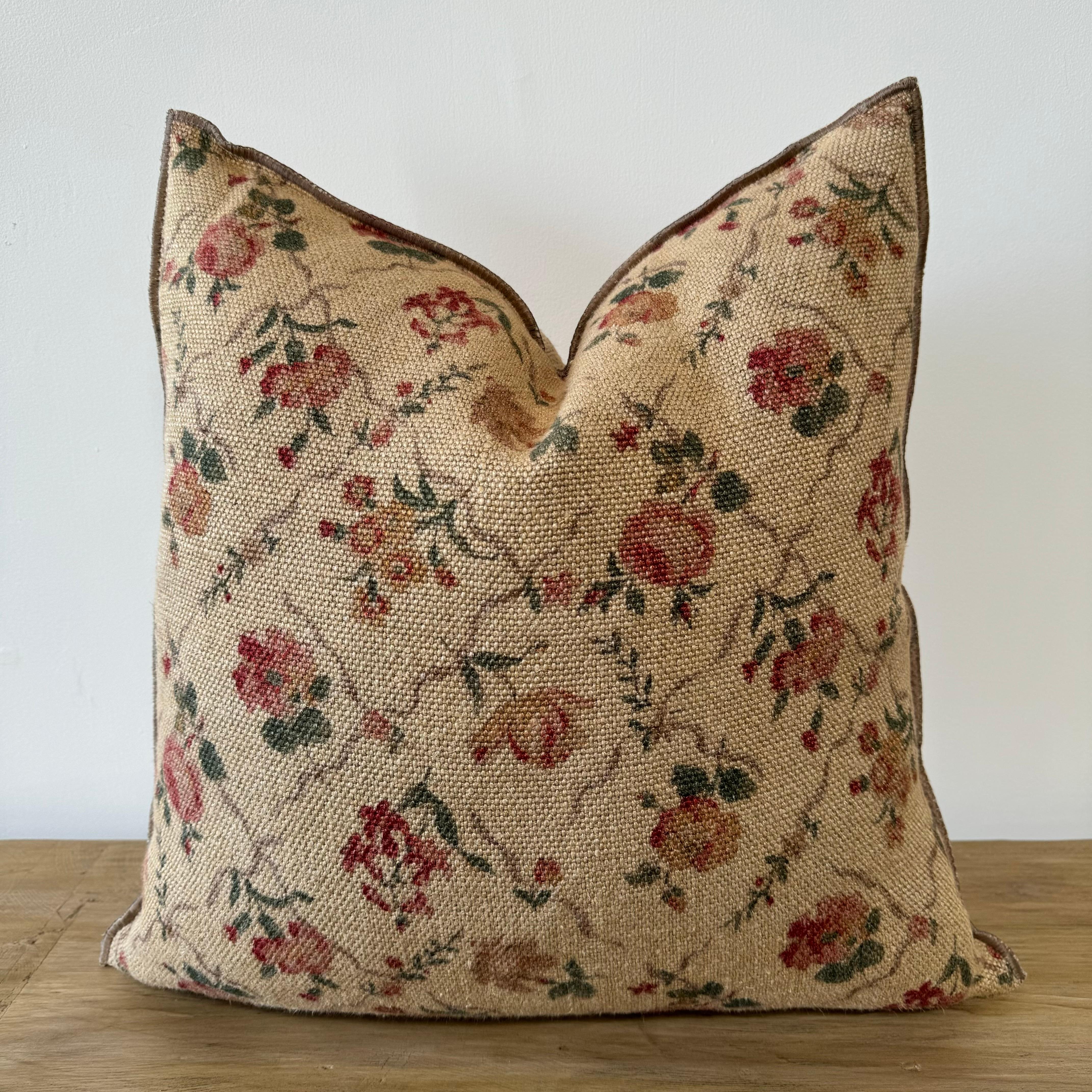 Prodotto in Francia
Cuscino in 100% puro lino stampato su un lino beige con stampa floreale.  I bordi hanno un'orlatura e una chiusura a cerniera in metallo.
Wabi Sabi Estampado
Collection'S: Jardin Secret Orgeat
Dimensioni: 20
