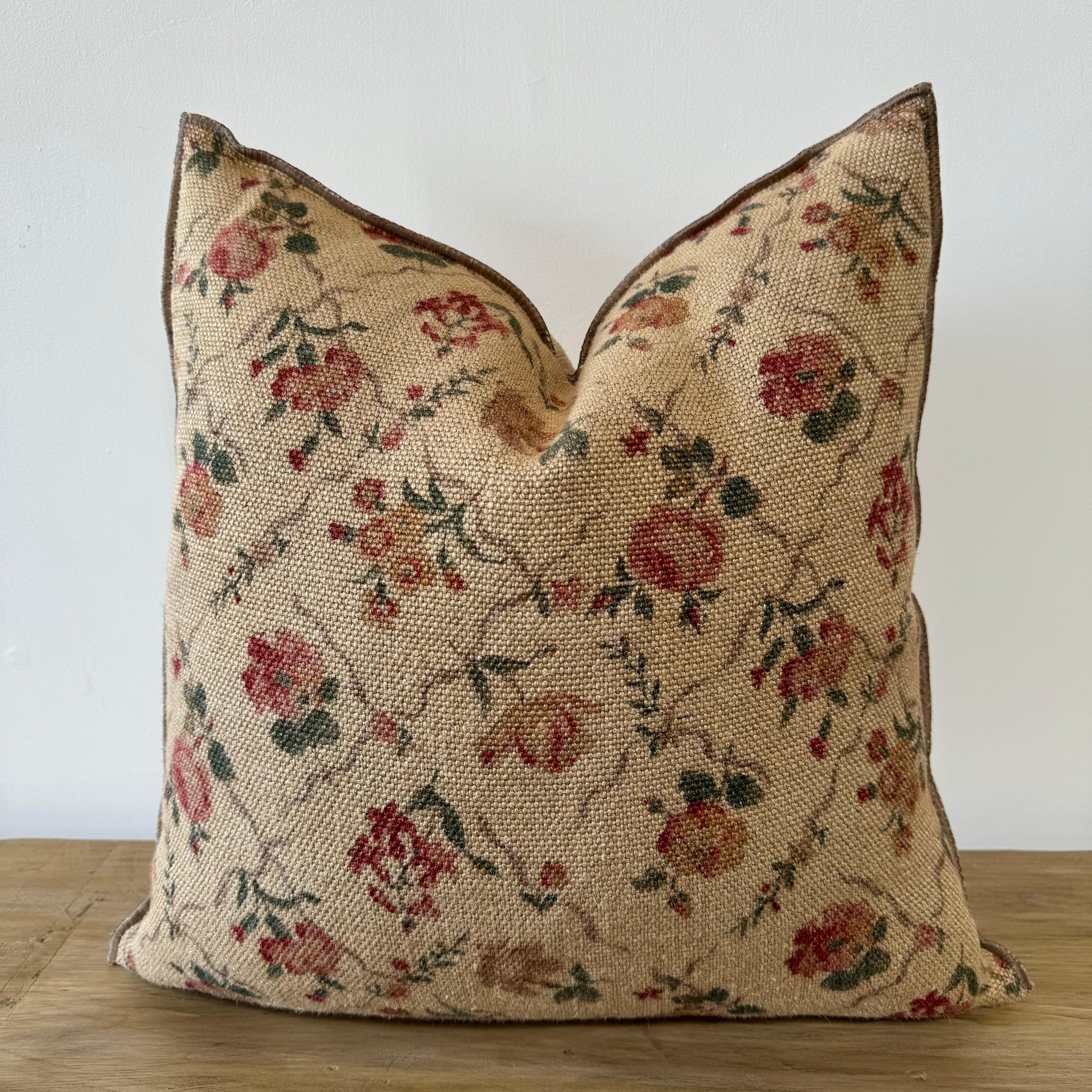 Francese Cuscino floreale in lino con inserto in piuma Made in France in vendita