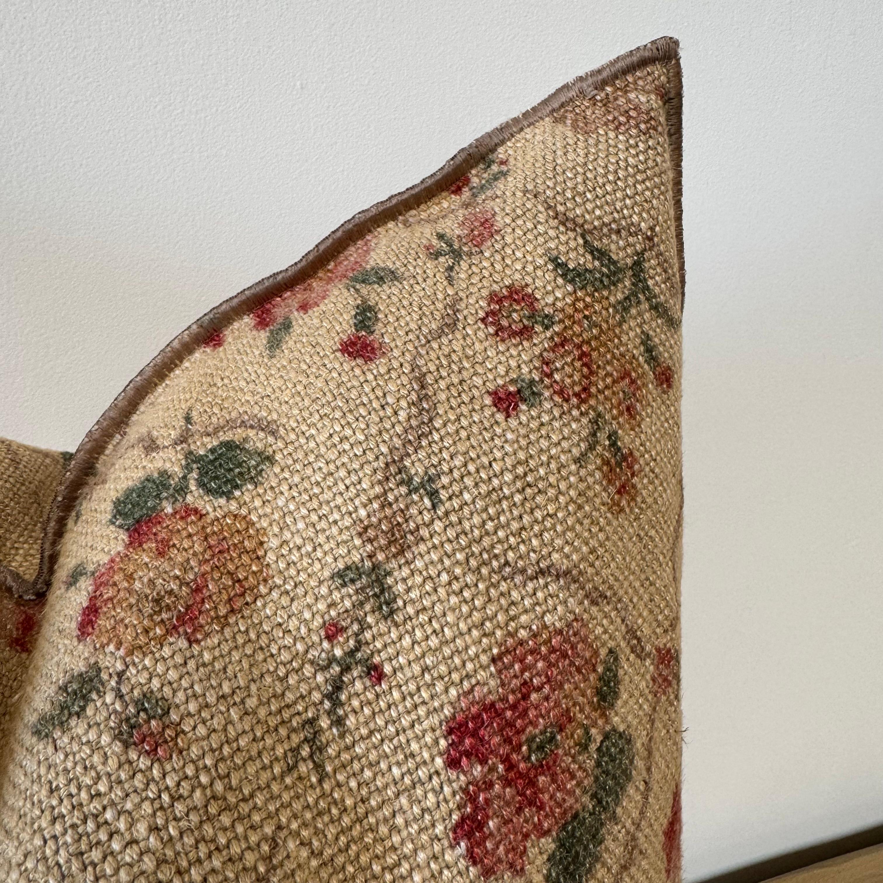 Cuscino floreale in lino con inserto in piuma Made in France In condizioni Nuovo in vendita a Old Town Orange, CA