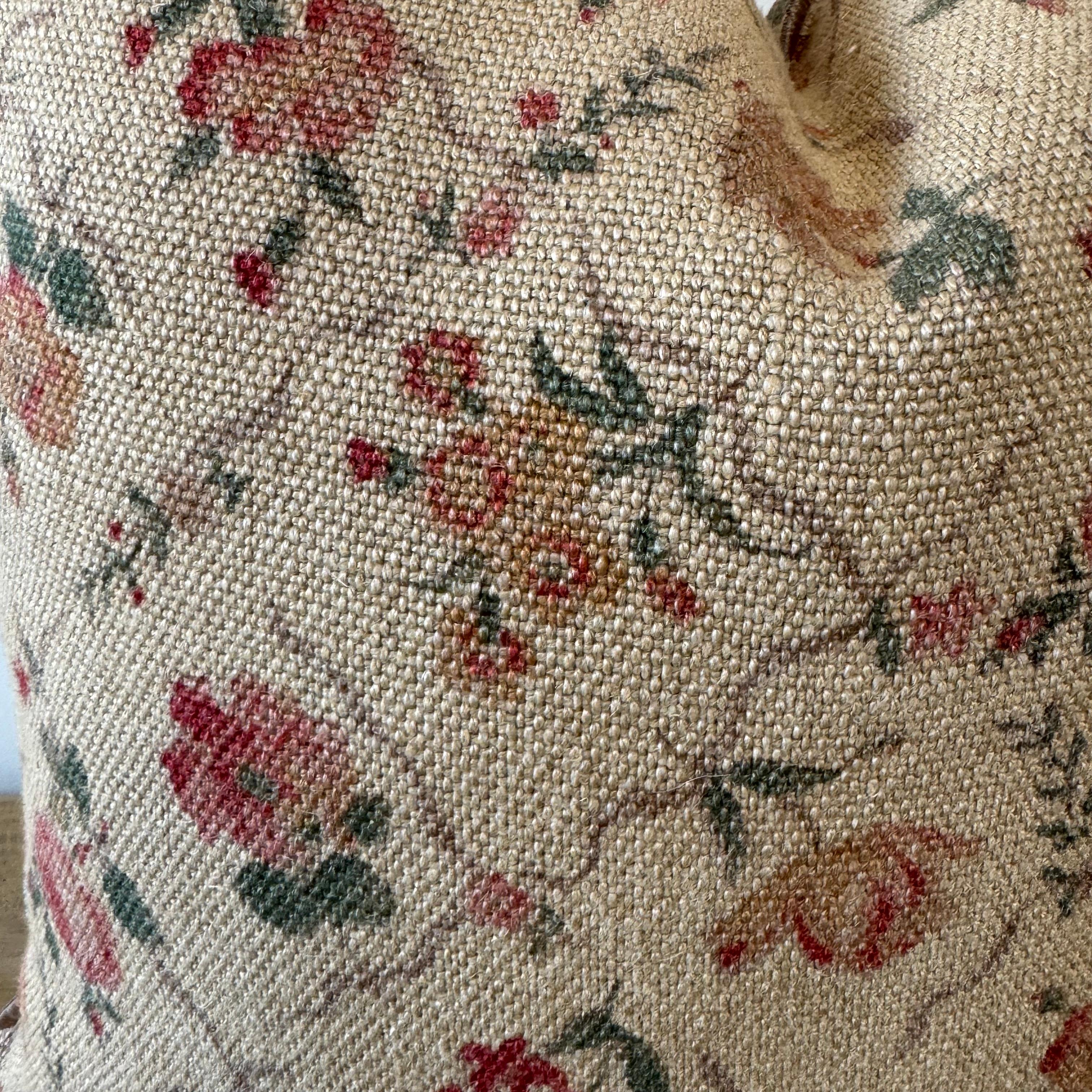 XXI secolo e contemporaneo Cuscino floreale in lino con inserto in piuma Made in France in vendita
