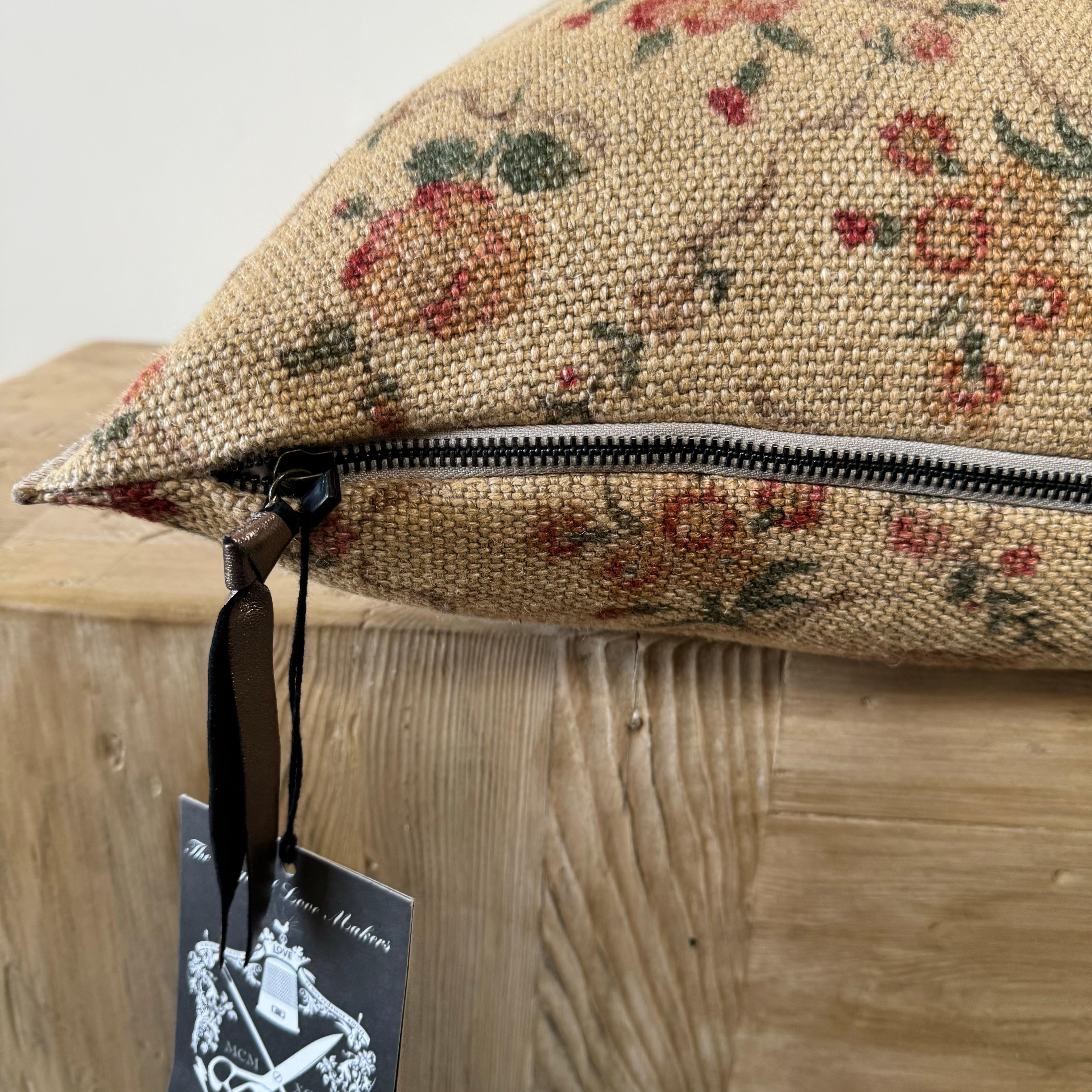 Cuscino floreale in lino con inserto in piuma Made in France in vendita 1