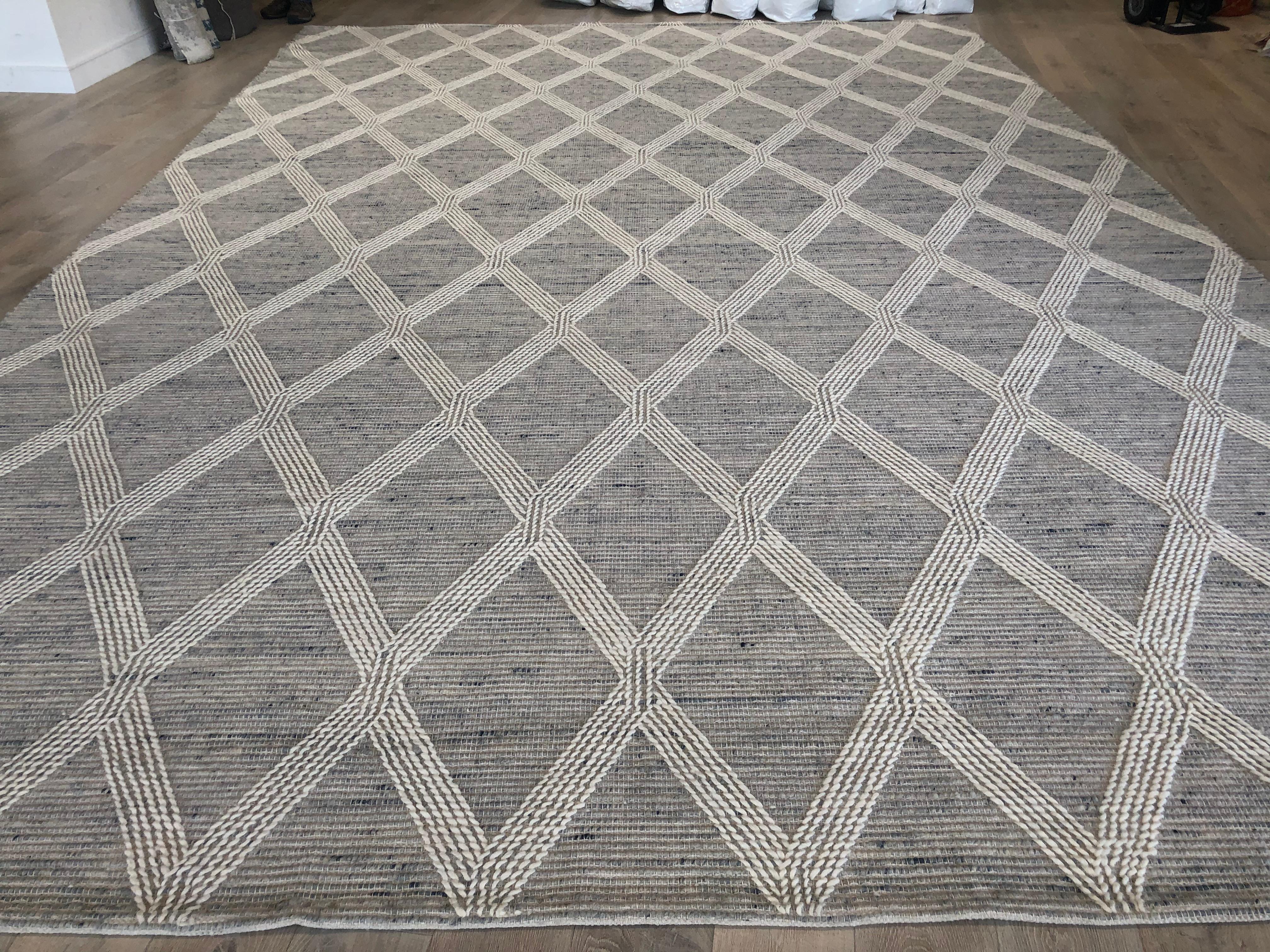 Linen high low rug

Grey background with creamy ivory lines across this rug.